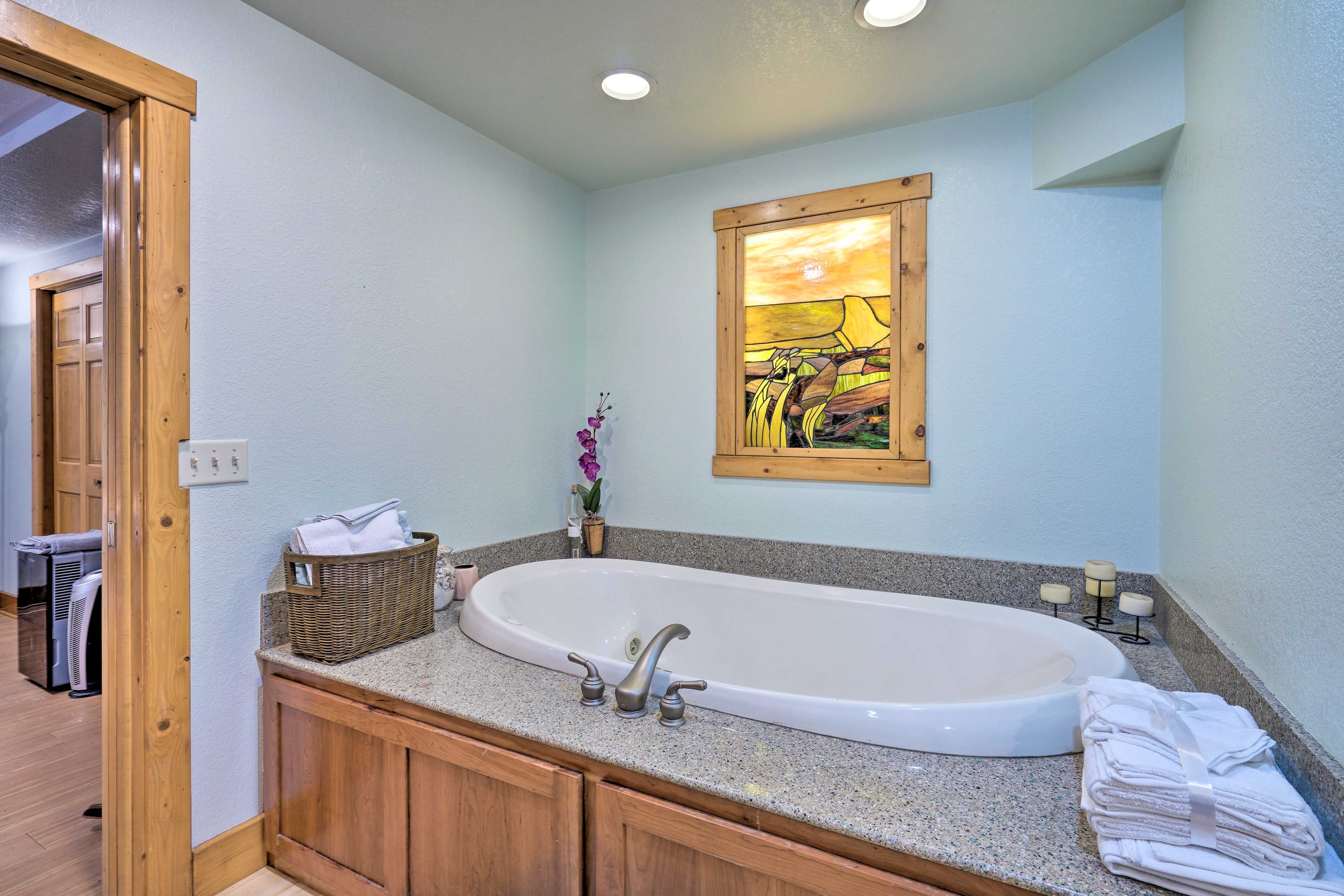 En-Suite Bathroom | Towels Provided | Complimentary Toiletries | Hair Dryer