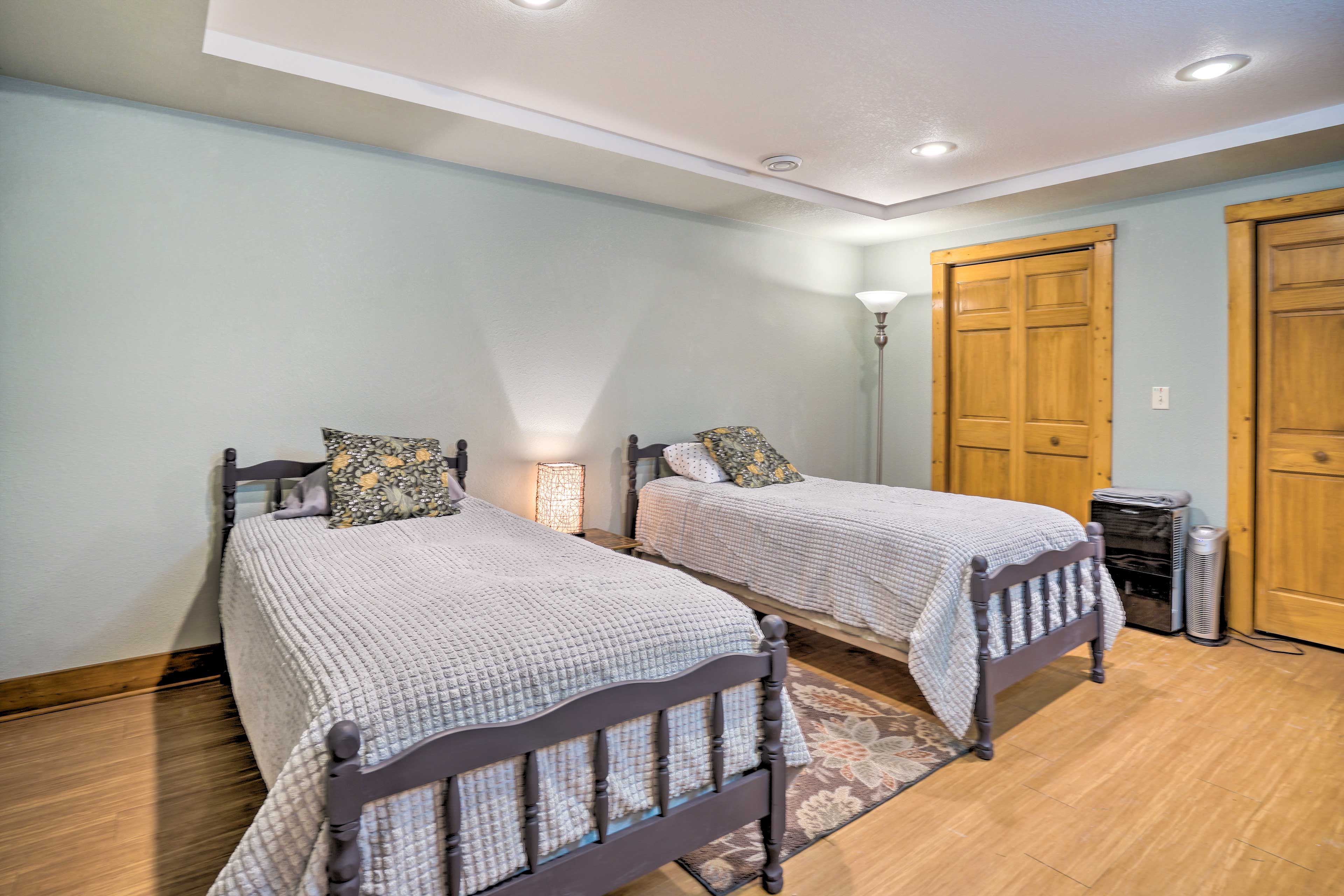 Bedroom | 2 Twin Beds | Linens Provided
