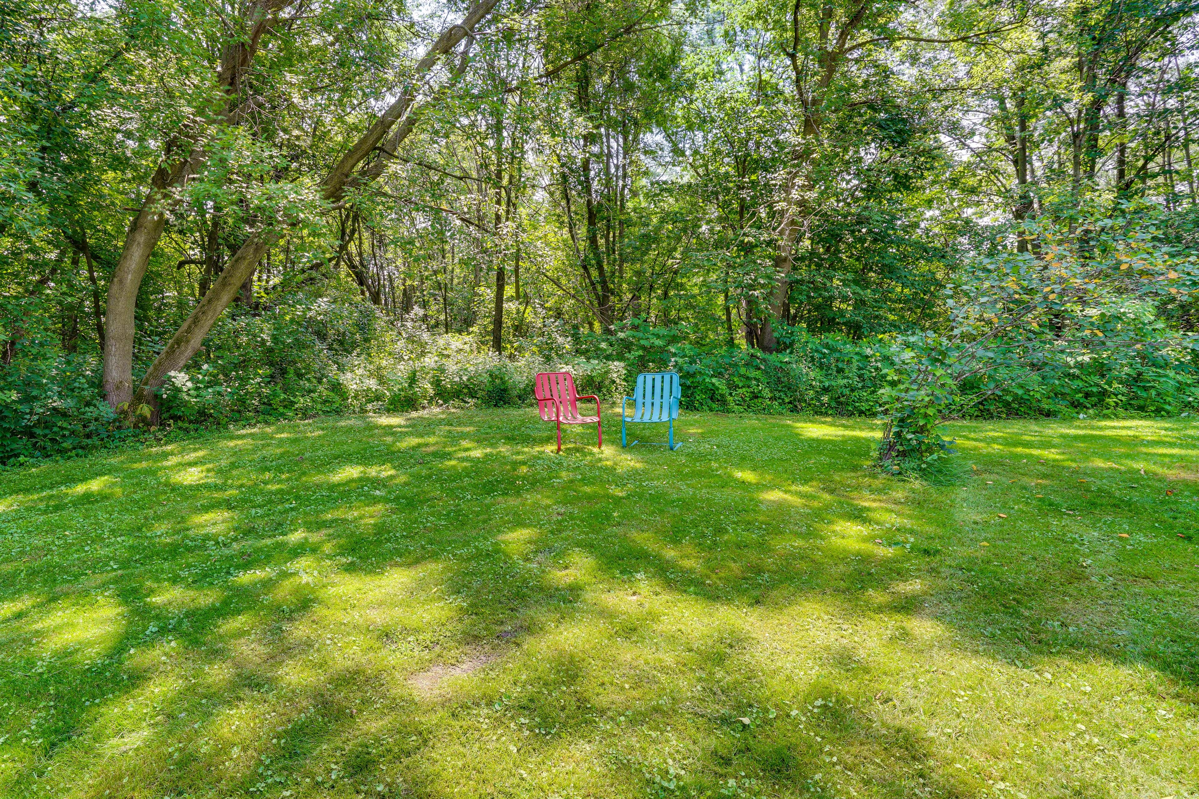 Spacious Yard w/ Seating | Swing