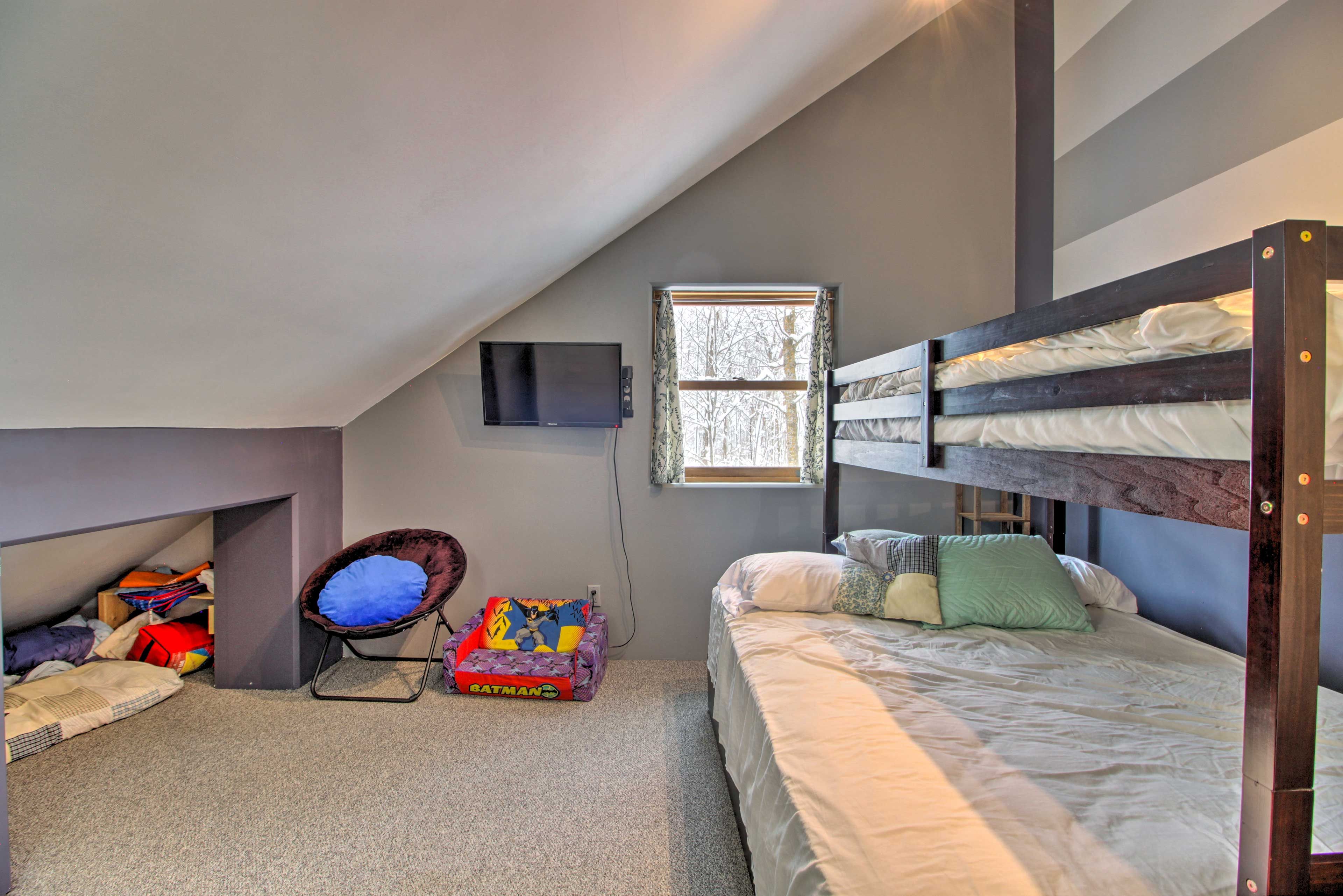 Bedroom 3 | Twin/Queen Bunk Bed w/ Twin Trundle