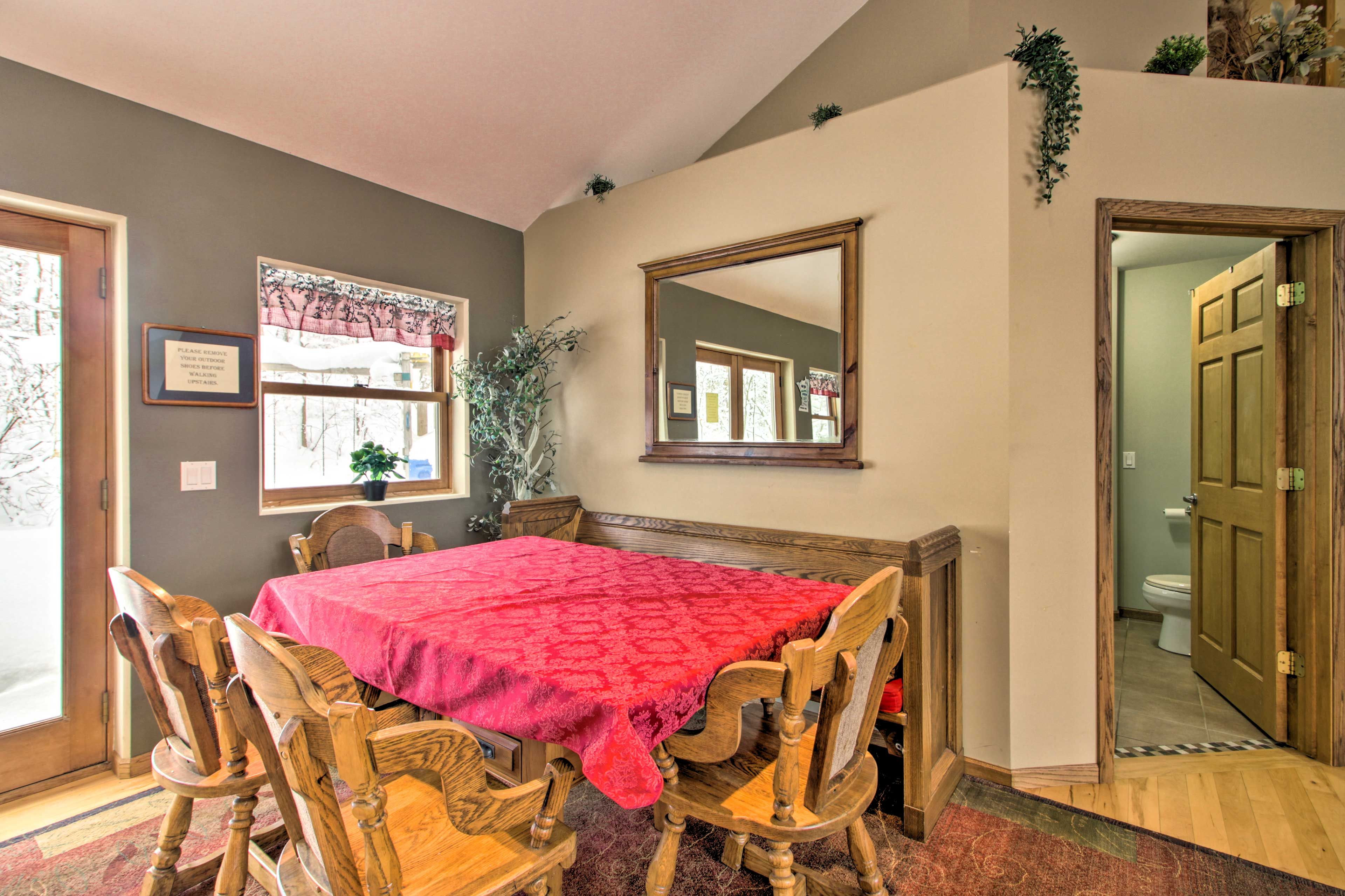 Dining Area | Dishware/Flatware Provided