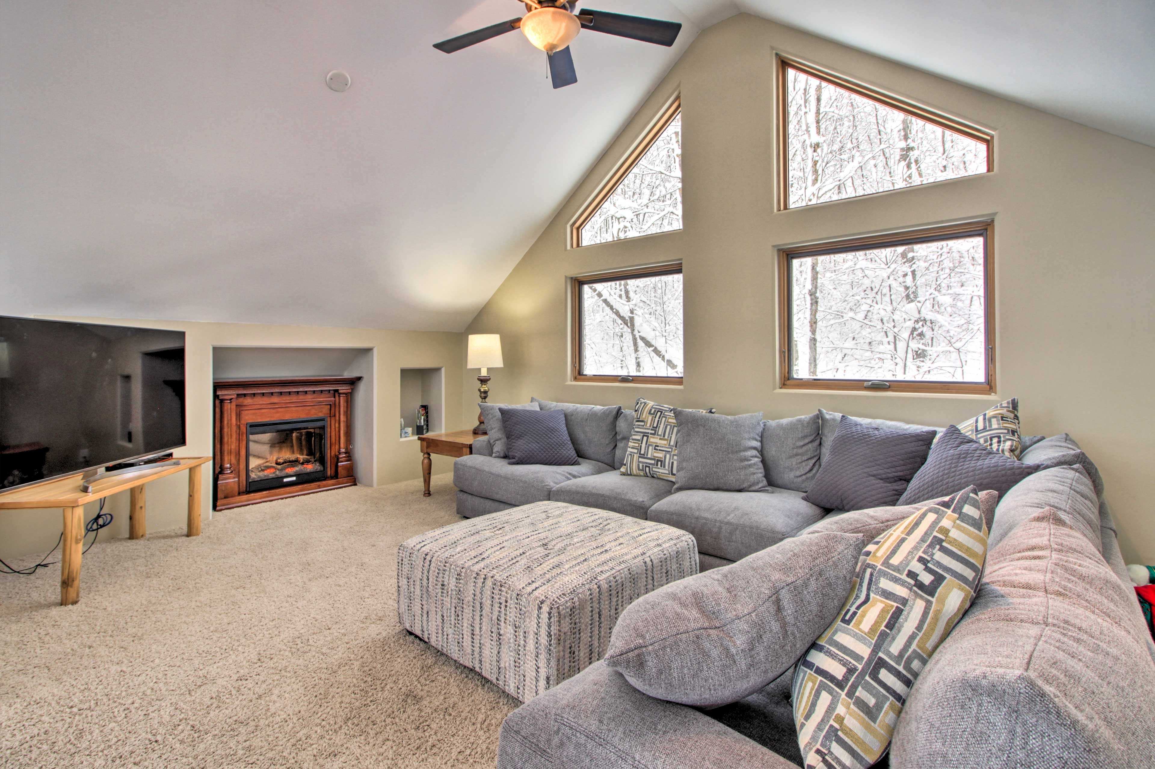 Upper Living Area | Smart TV