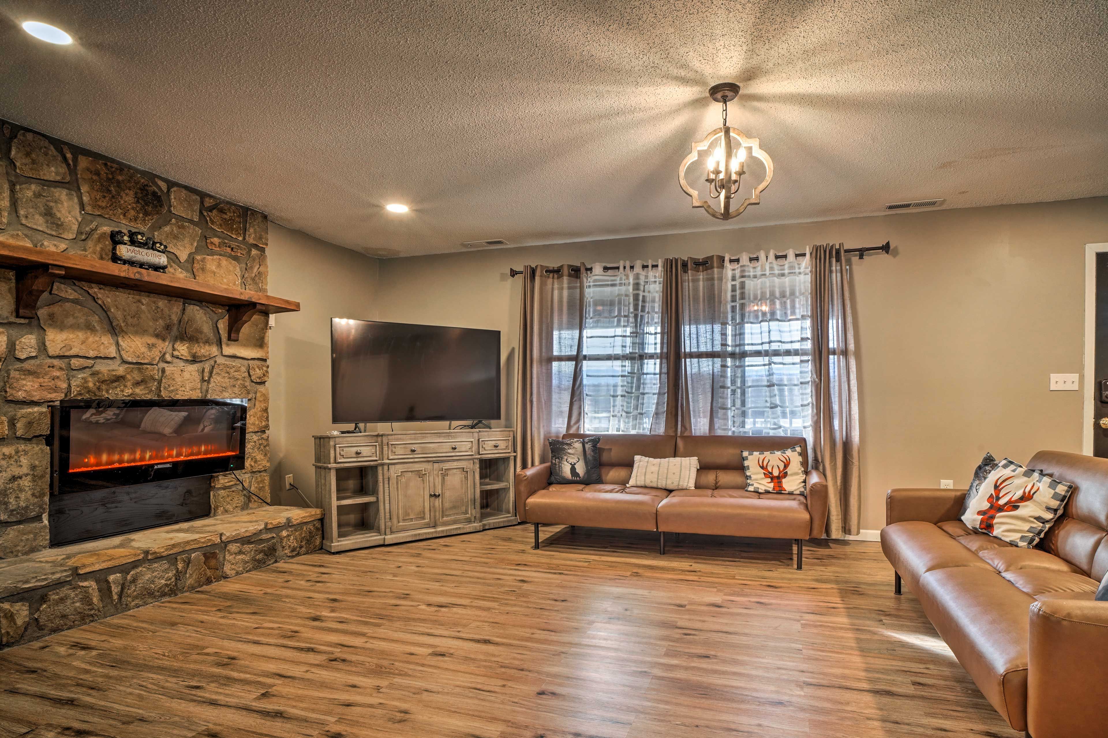 Living Room | 2 Queen Sleeper Sofas | Smart TVs | Free WiFi