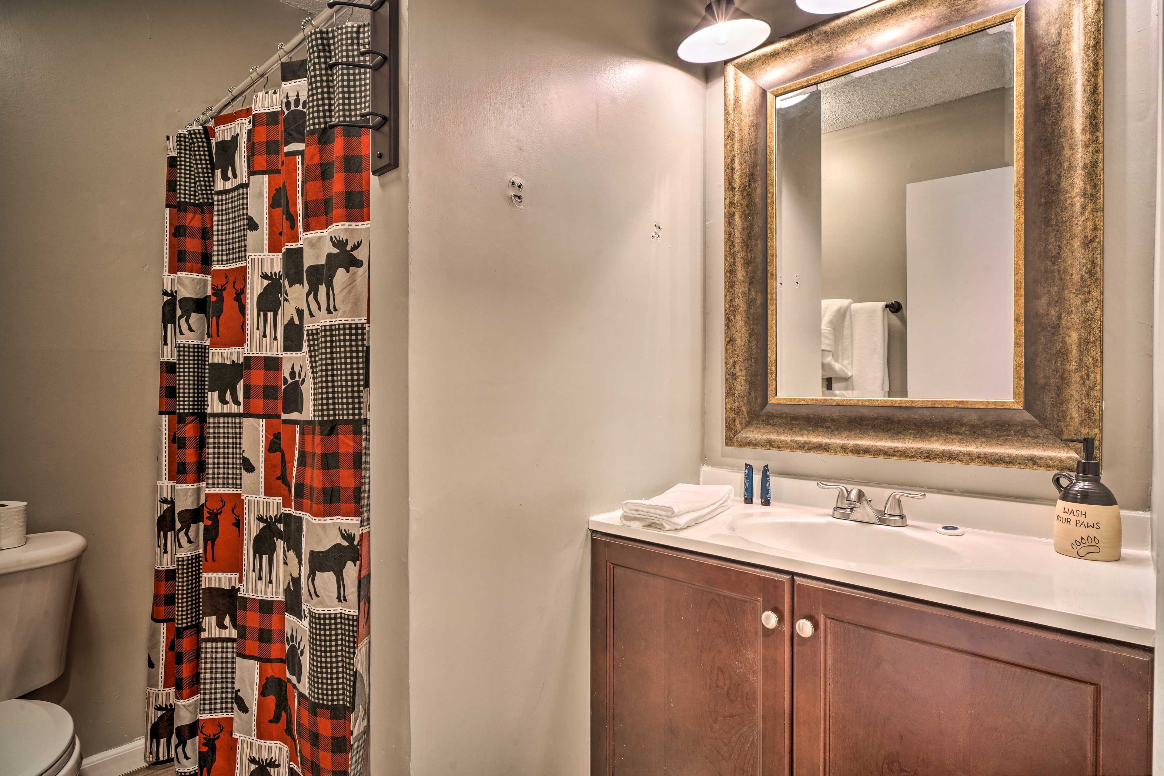 Full Bathroom | Complimentary Toiletries