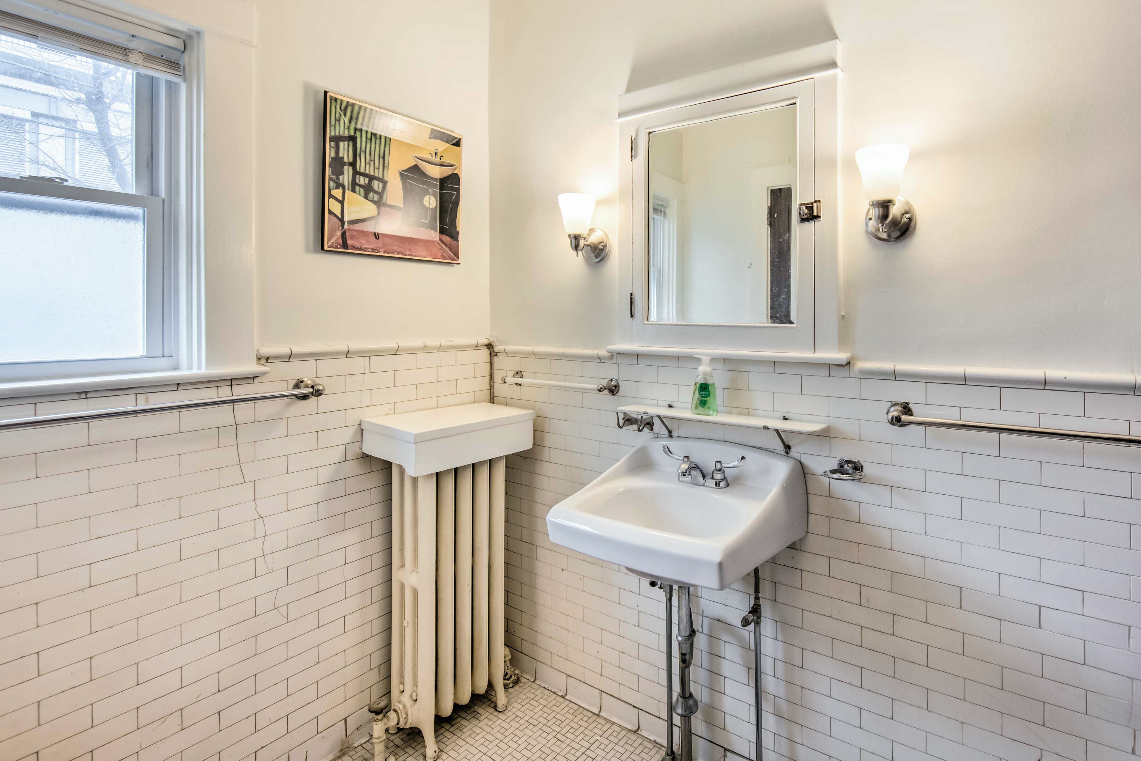 Full Bathroom | Shower/Tub Combo | Towels Provided