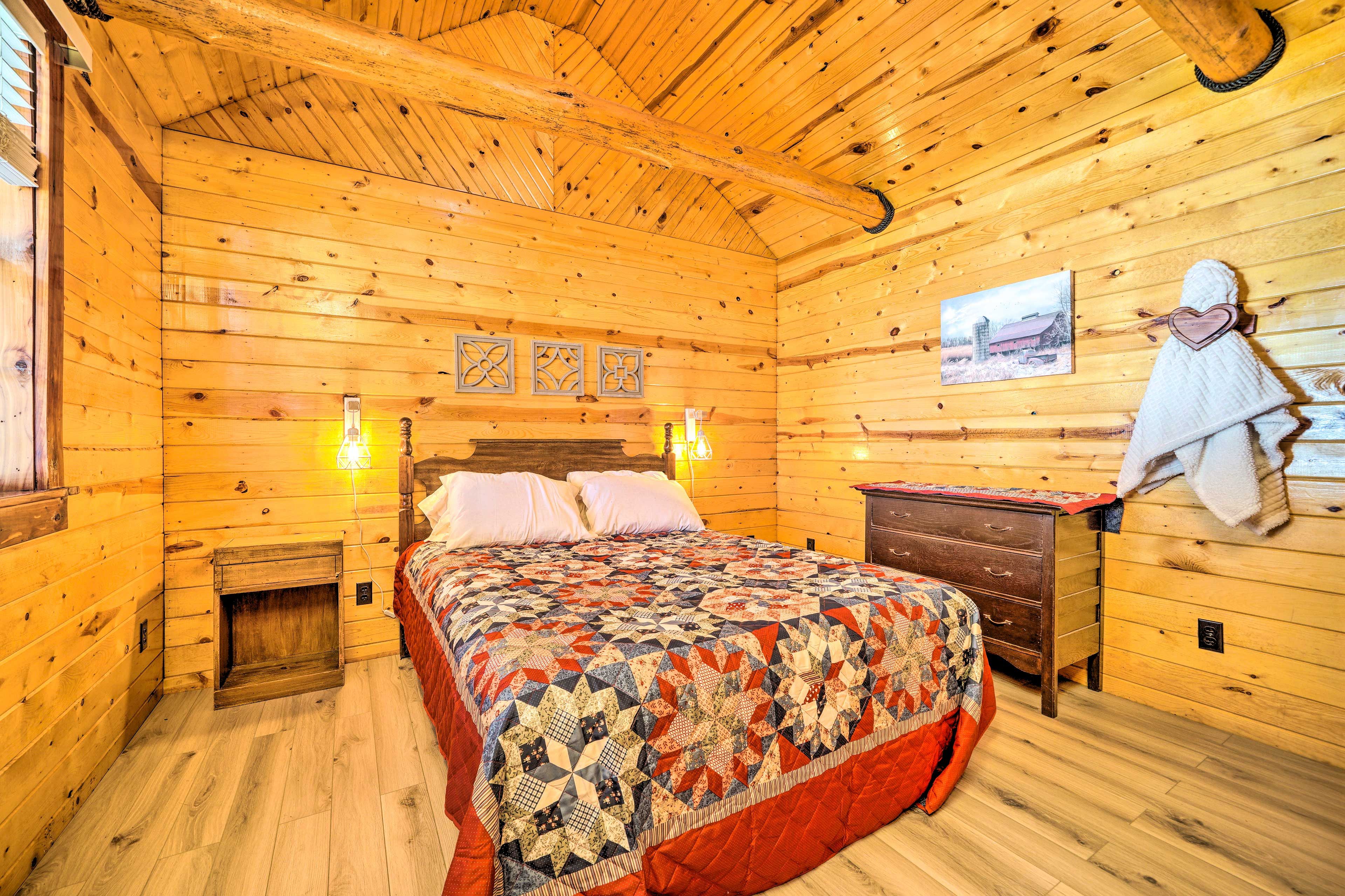 Bedroom | Queen Bed | Linens Provided