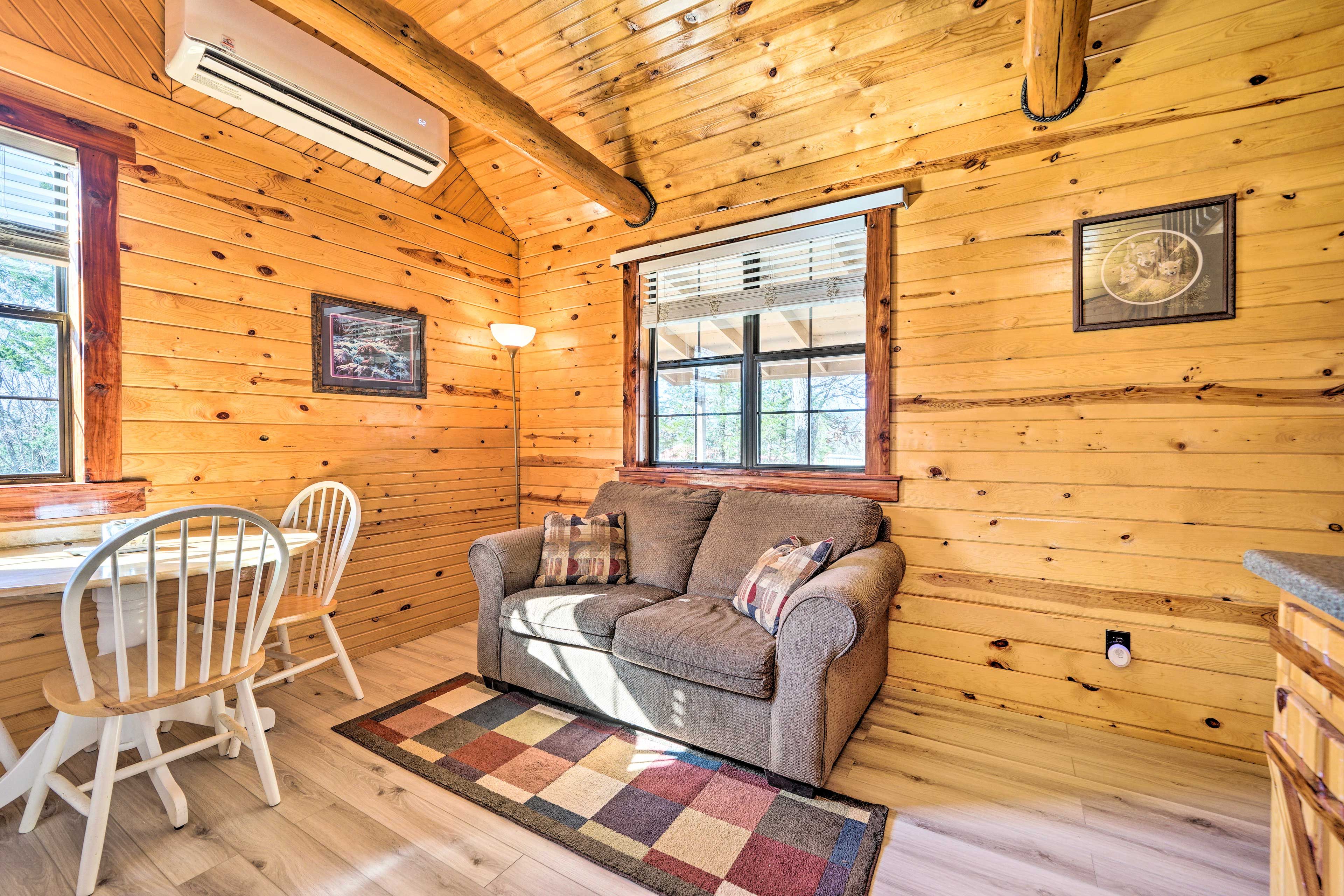 Living Room | Flat-Screen TV | Central A/C