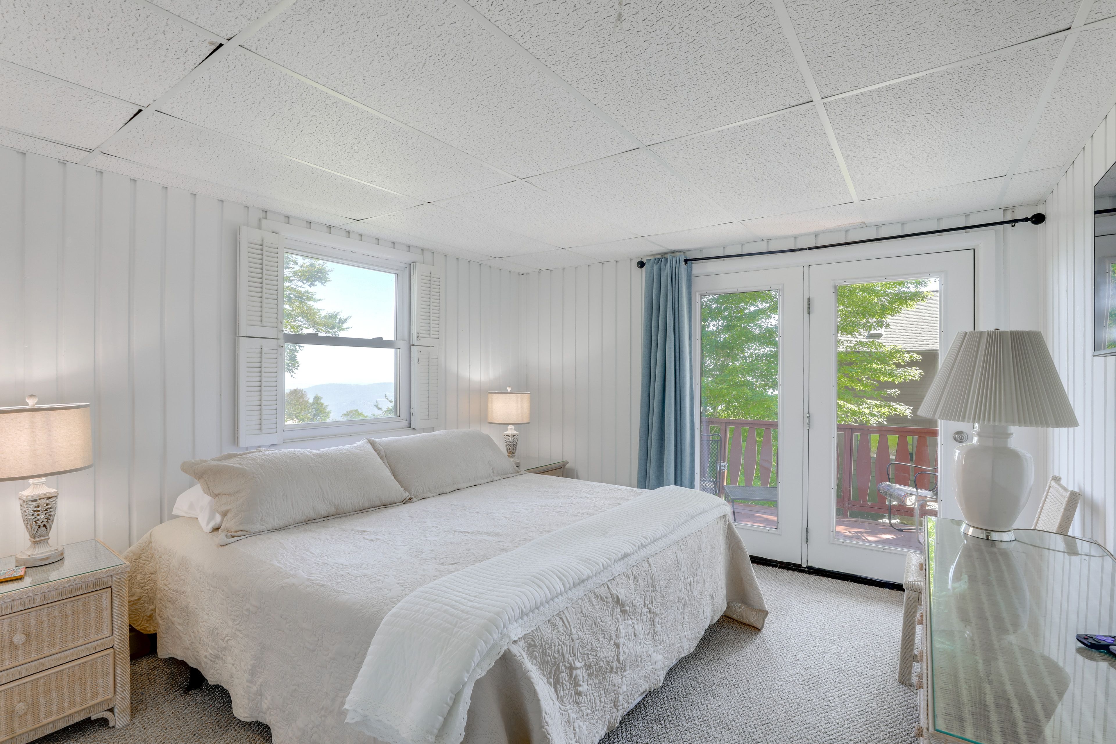 Bedroom 2 | King Bed | Smart TV | 1st Level