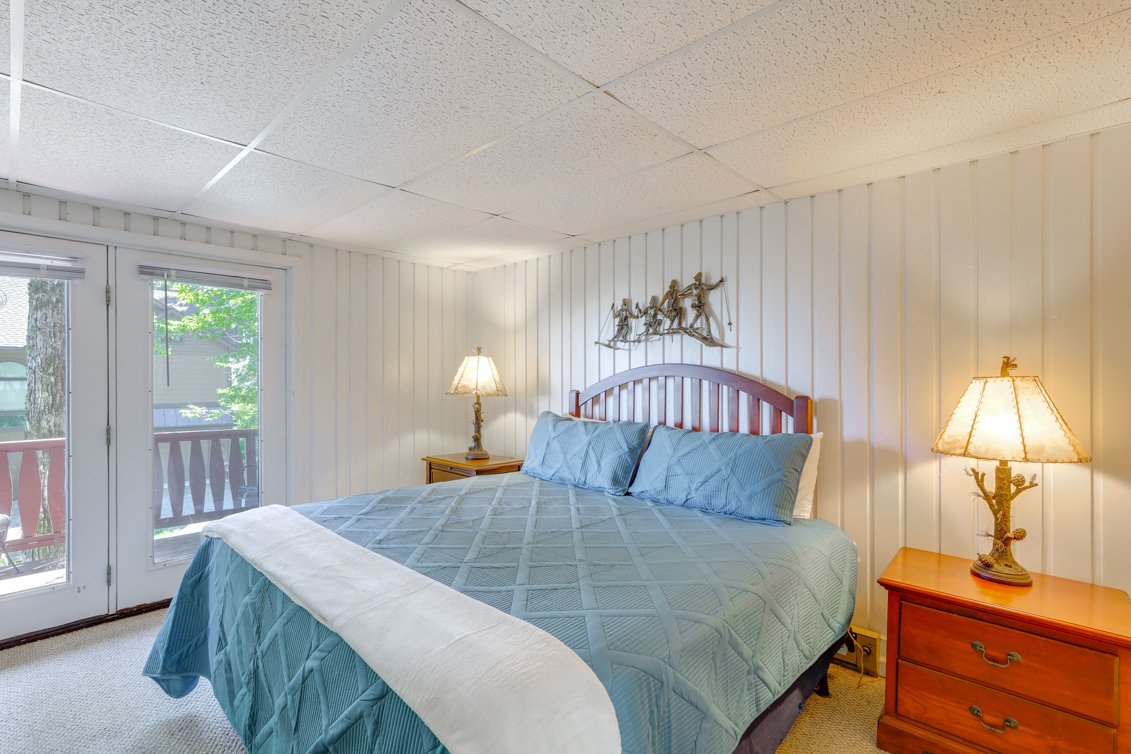 Bedroom 1 | King Bed | Smart TV | 1st Level
