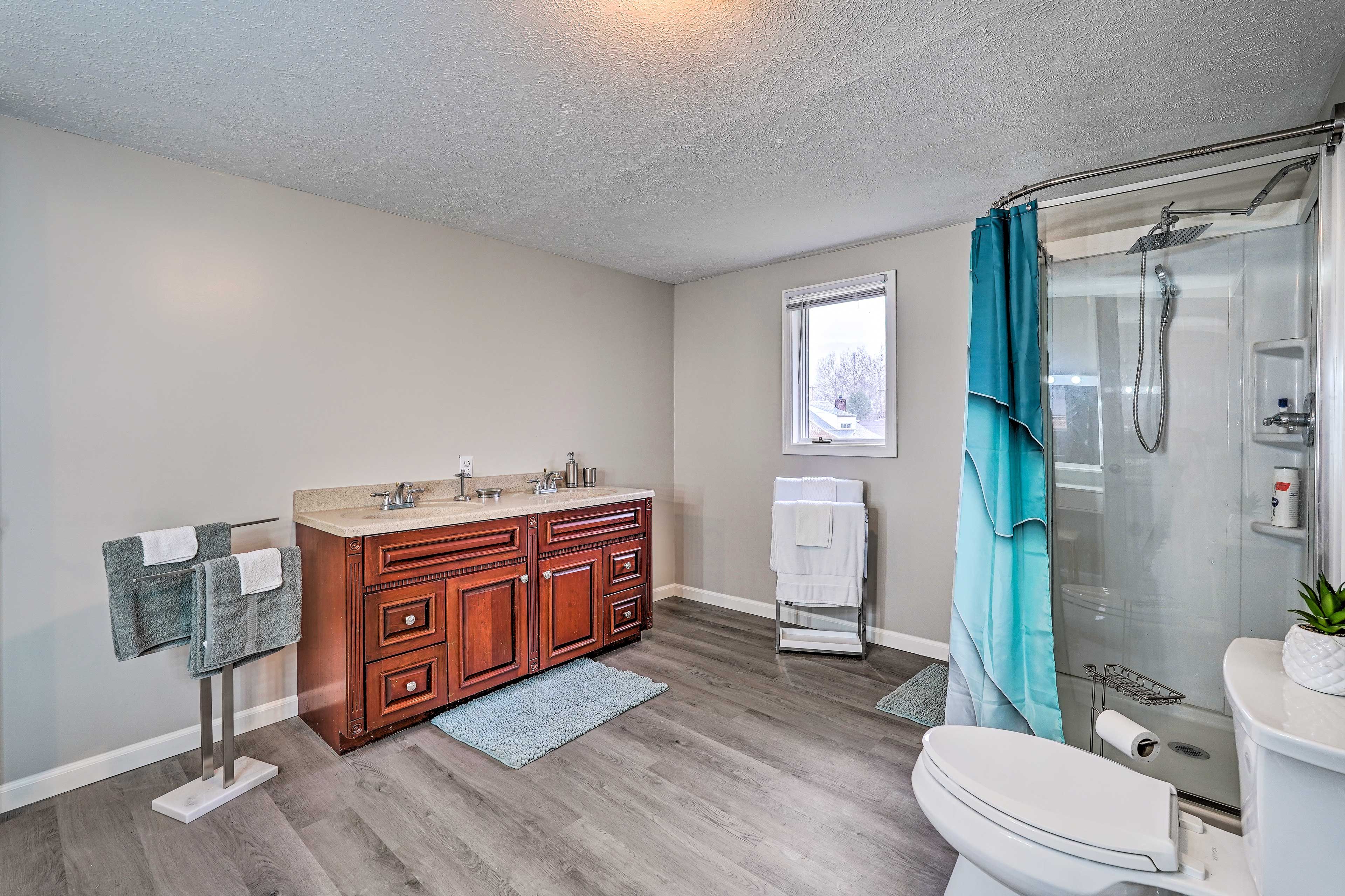 Full Bathroom | Towels Provided | Towel Warmer