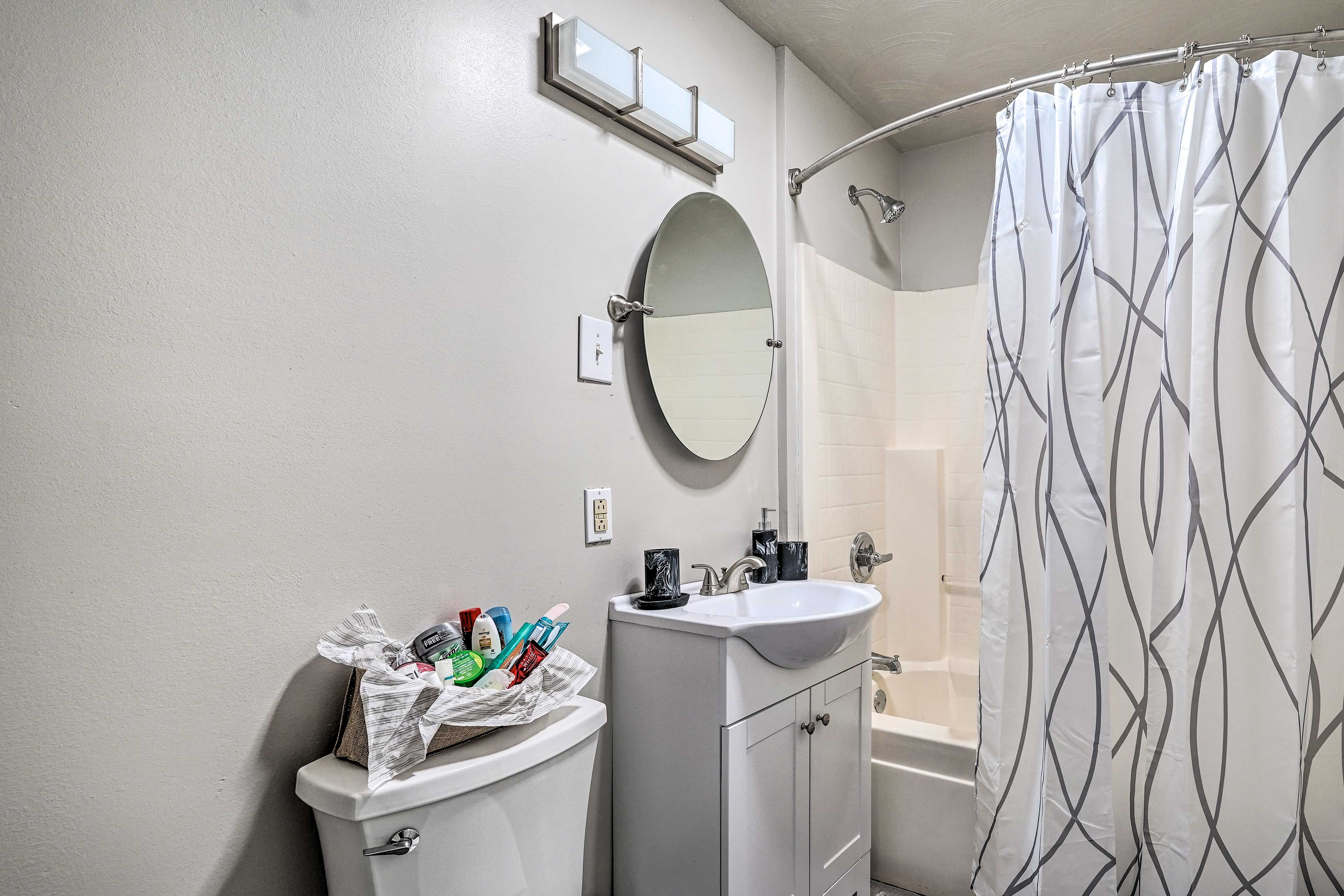 Full Bathroom | Complimentary Toiletries