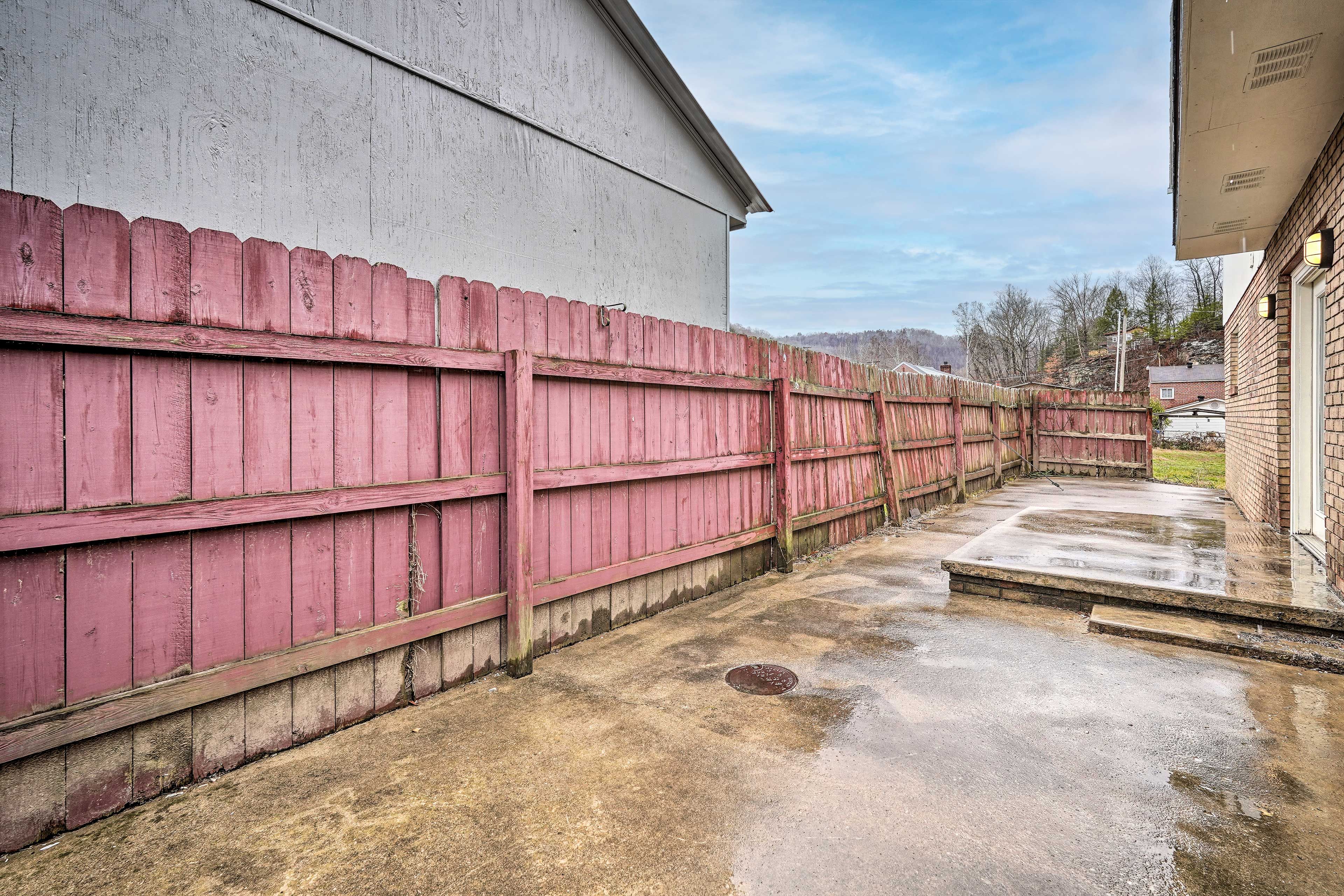Parking | Driveway (2 Vehicles) | Garage ( 1 Vehicle) | Free Street Parking
