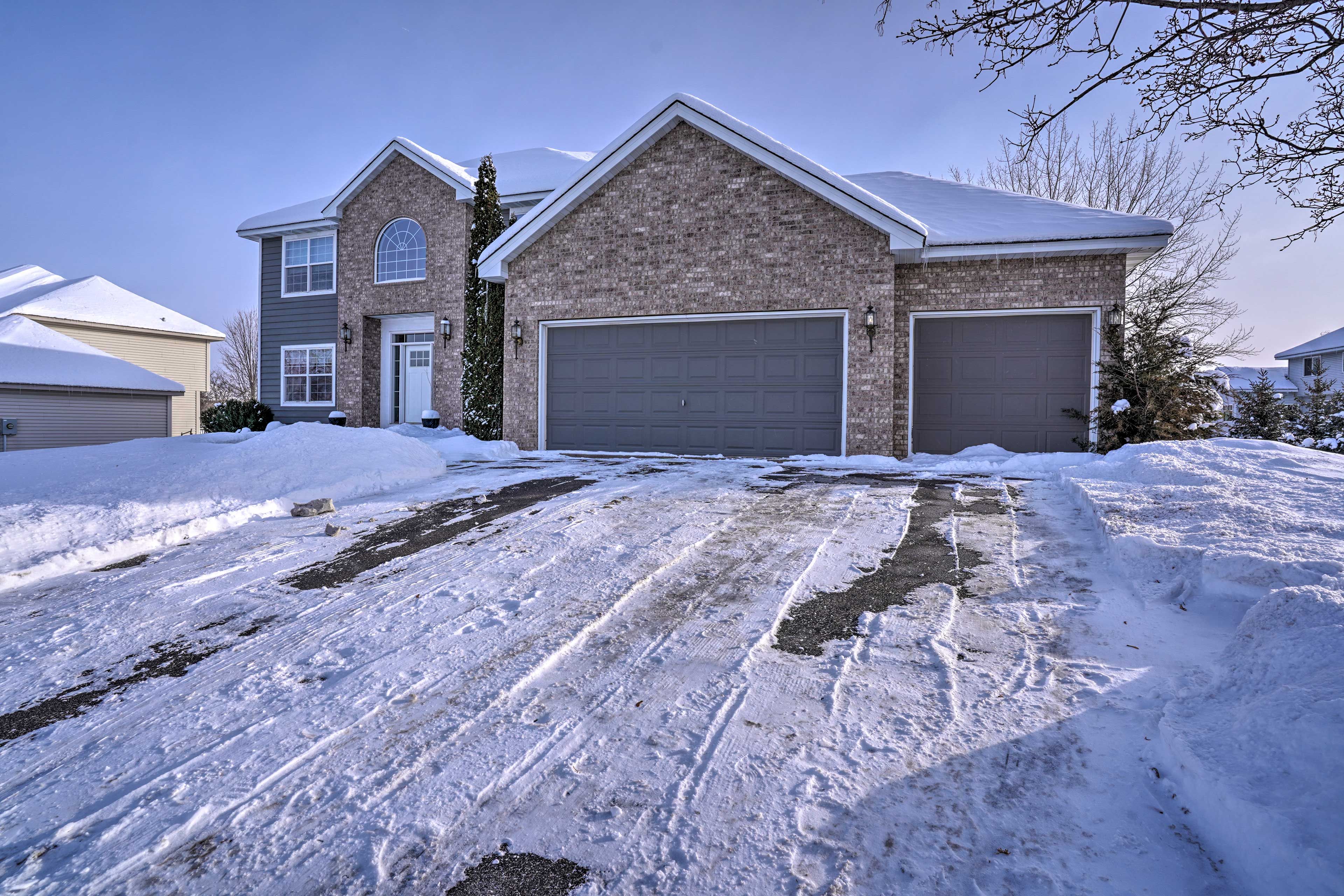 Parking | Garage (1 Vehicle) | Driveway (3 Vehicles) | Free Street Parking