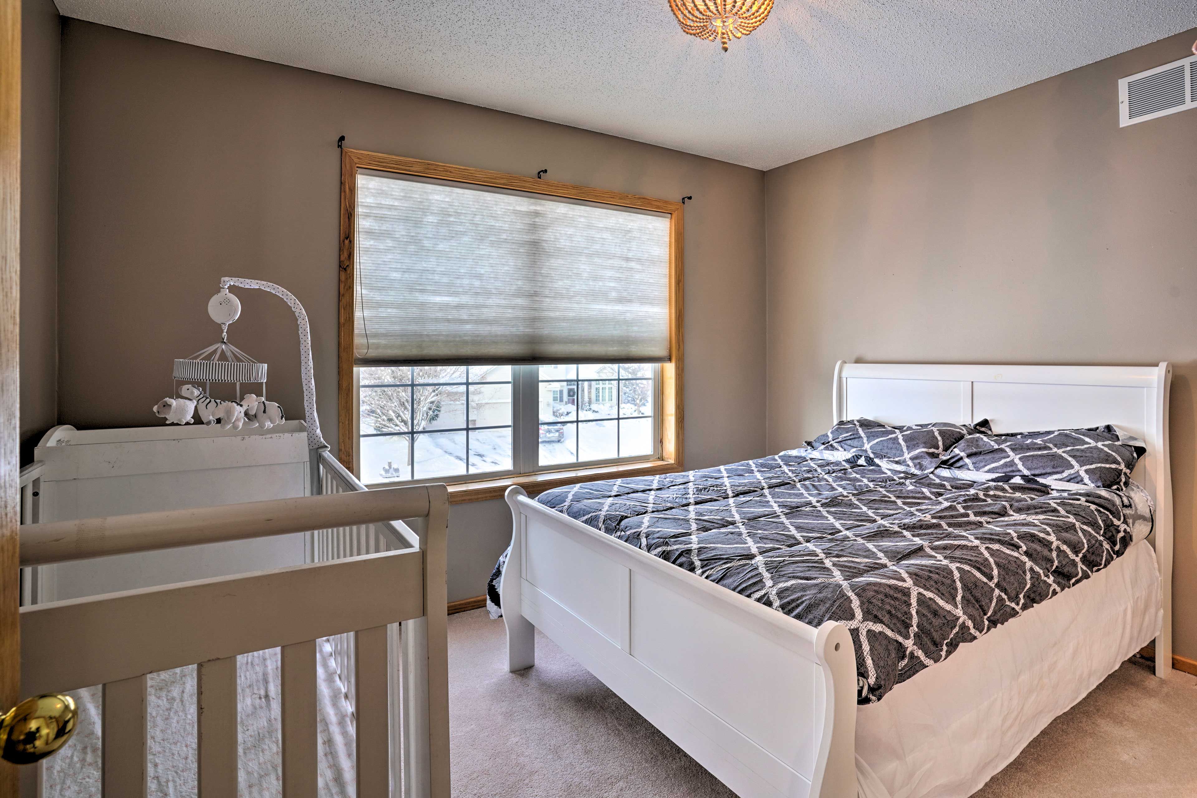 Bedroom 2 | Queen Bed | Crib