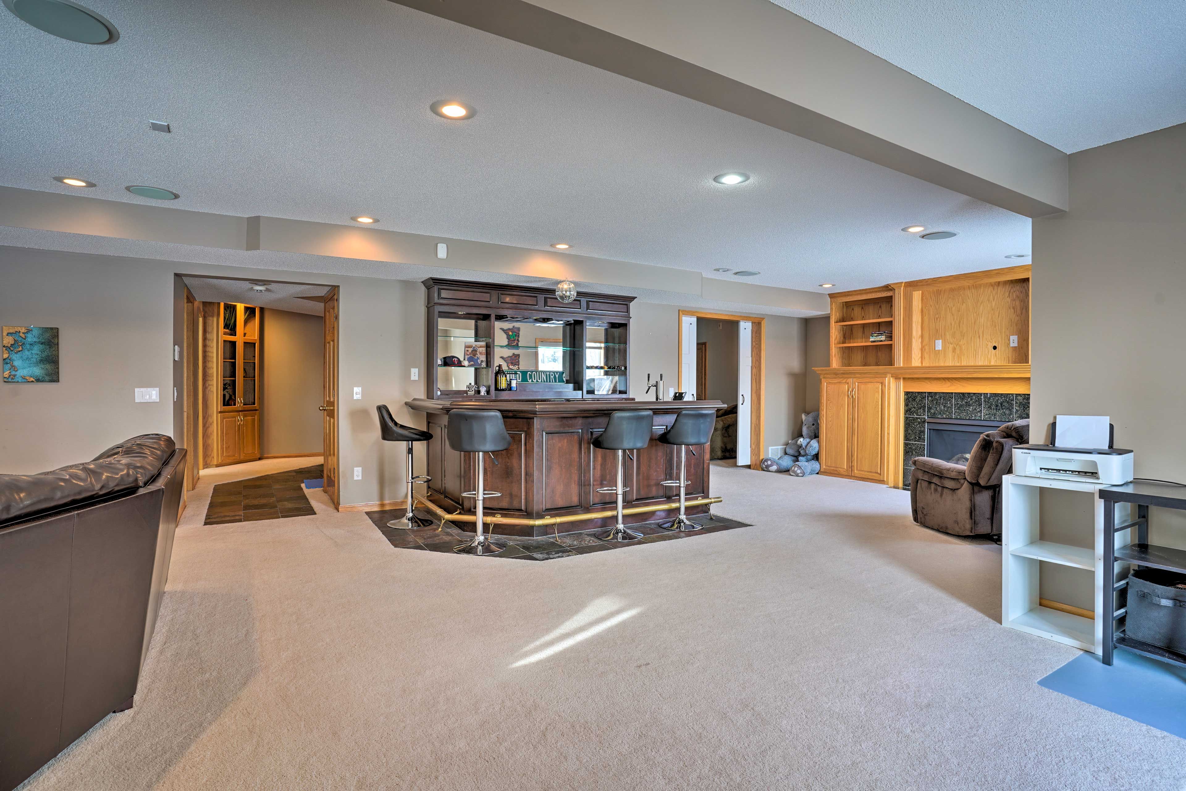 Wet Bar | Fireplace | Desk