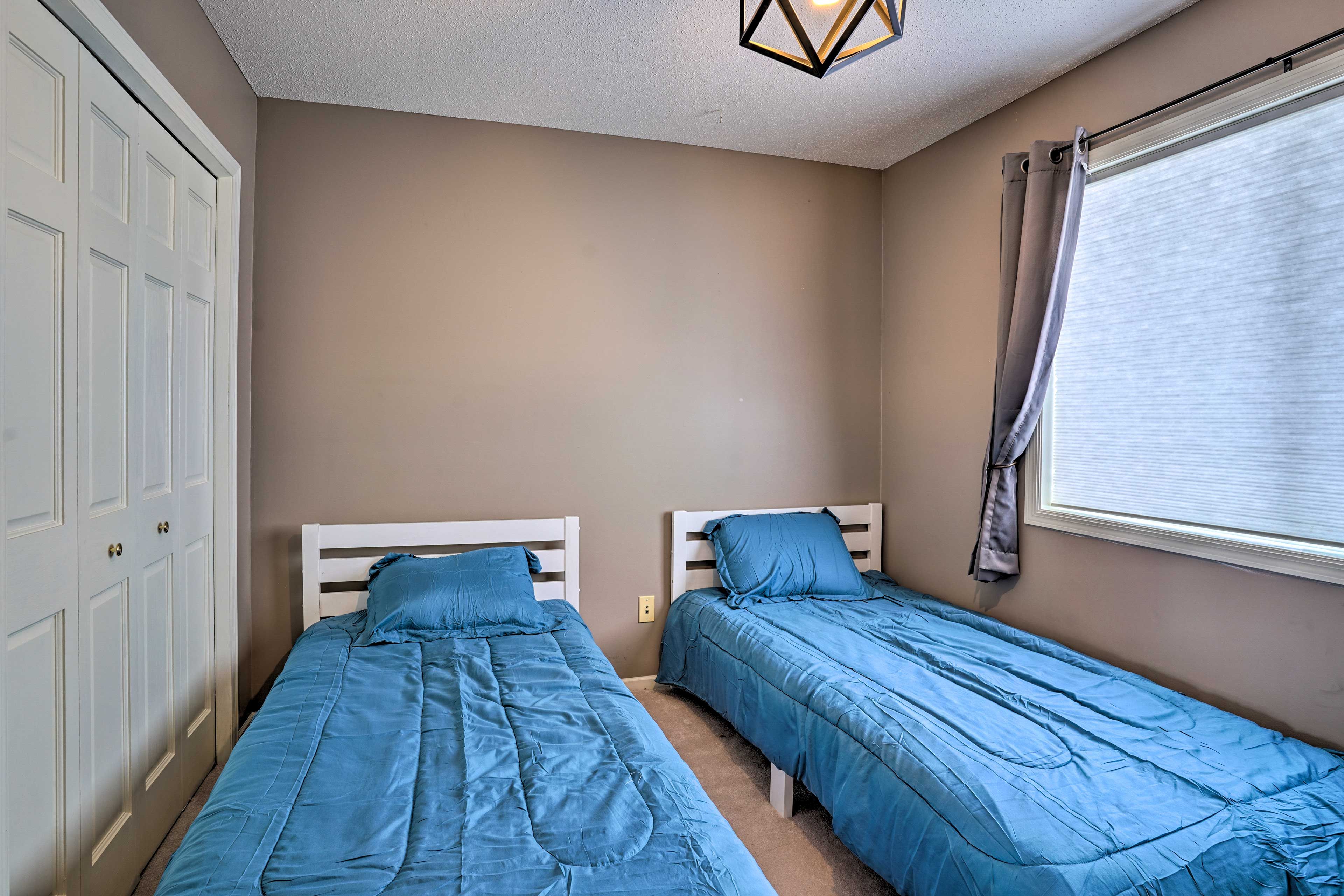 Bedroom 4 | 2 Twin Beds | Hangers