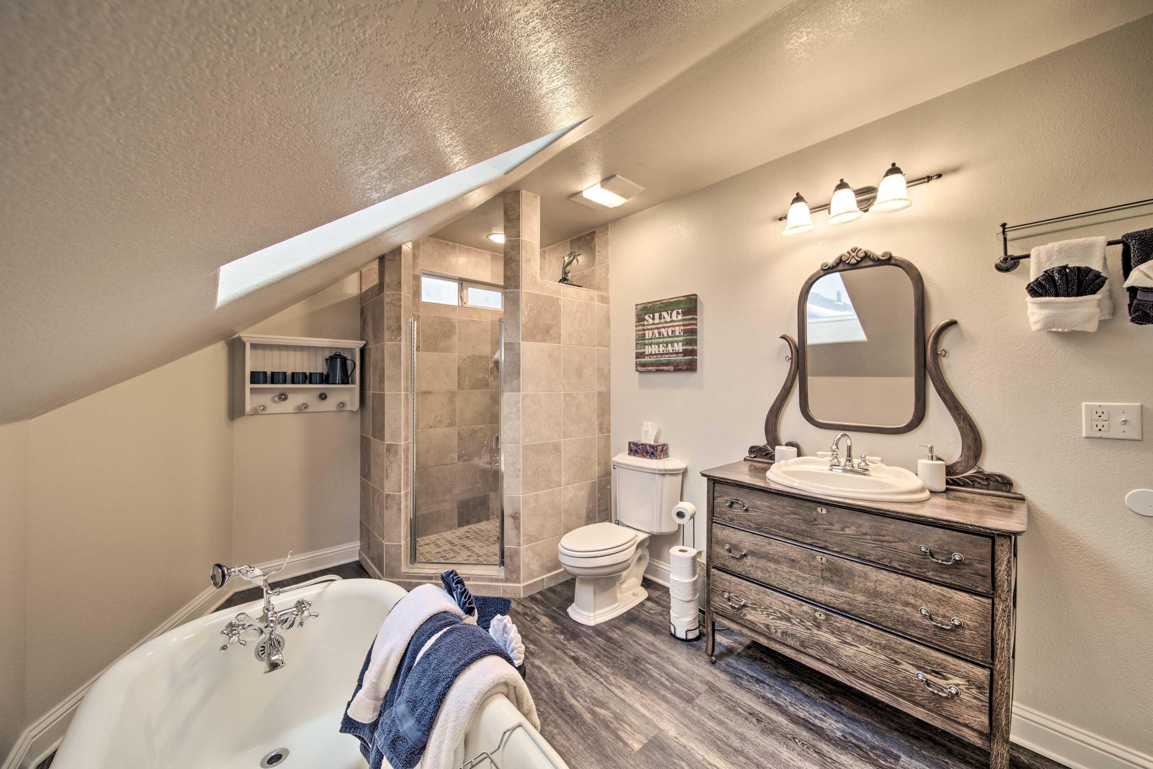 En-Suite Bathroom | 2nd Floor | Towels Provided