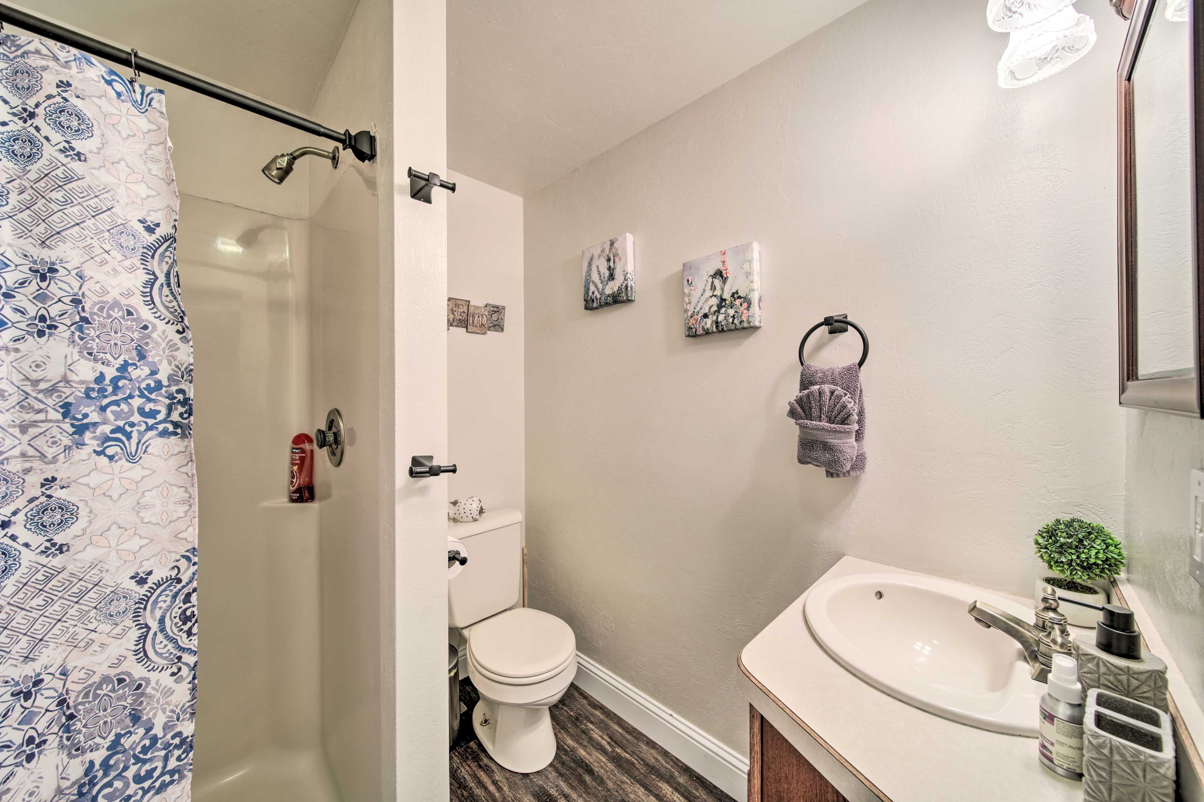 Full Bathroom | 2nd Floor | Complimentary Toiletries