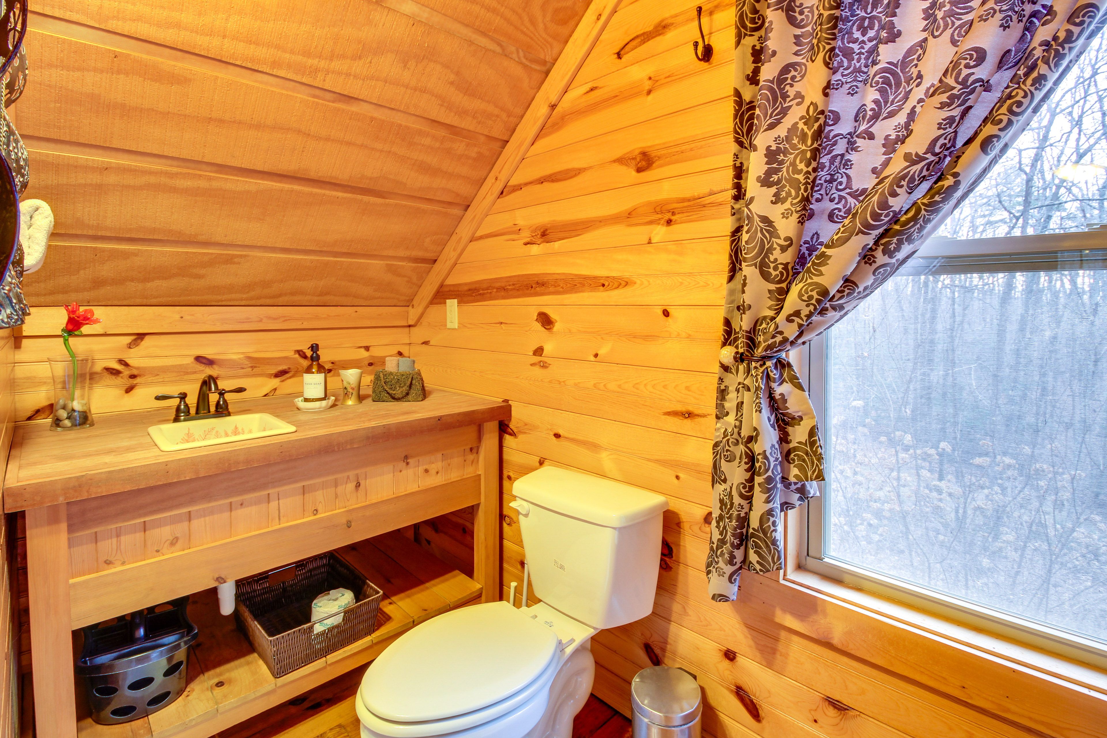 Full Bathroom | 2nd Floor | Towels Provided