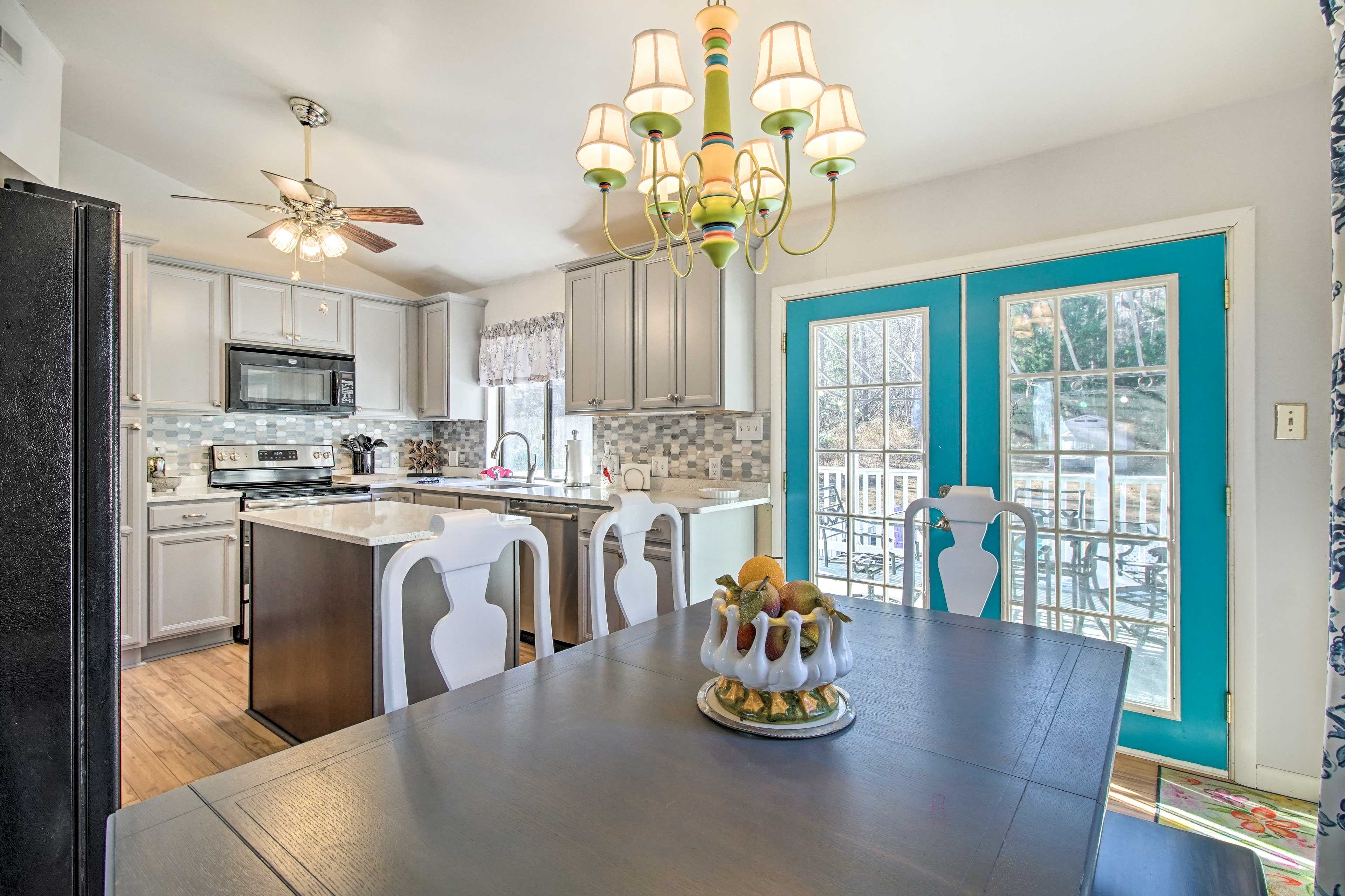 Dining Area | Dishware/Flatware Provided
