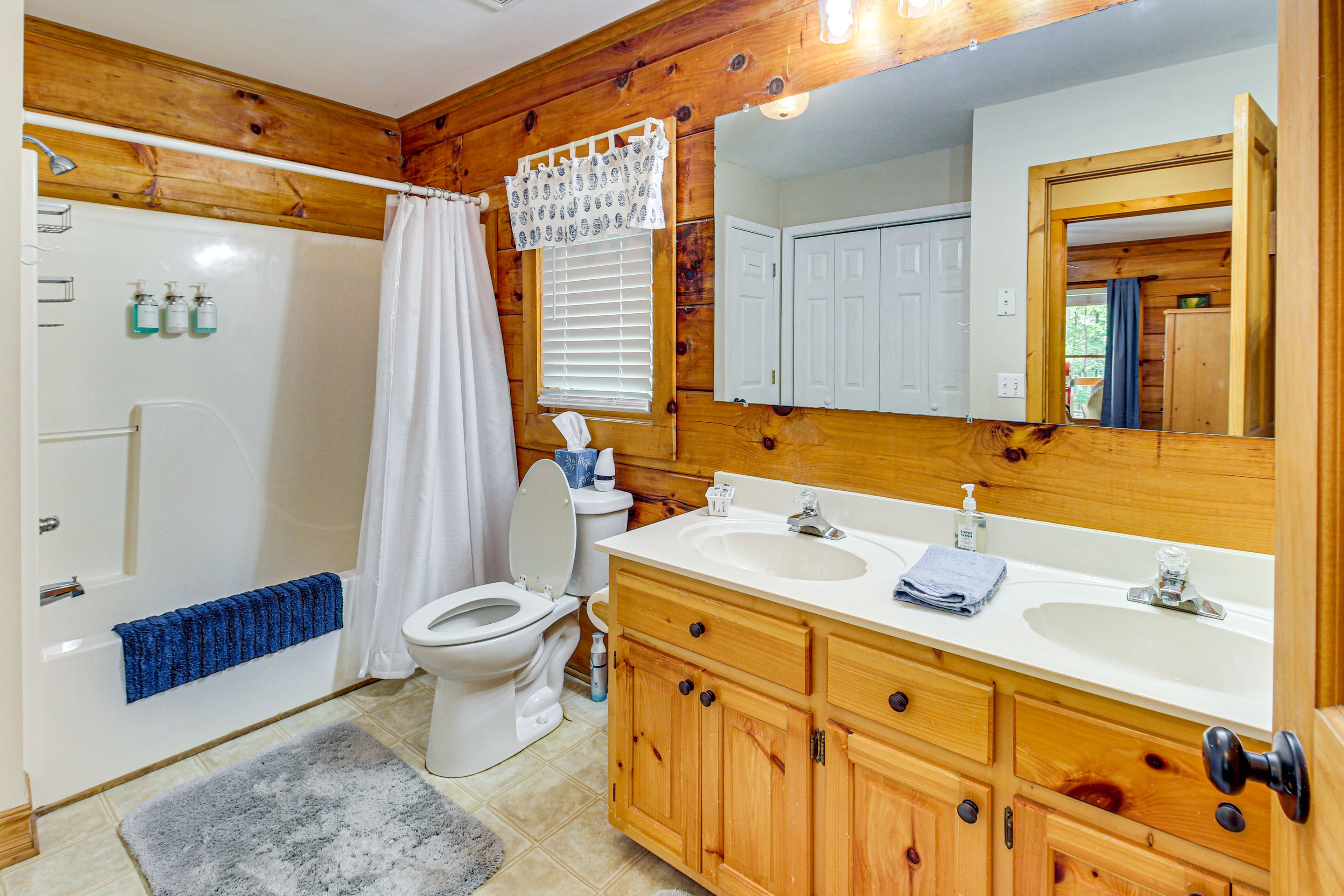 Full Bathroom | Towels Provided