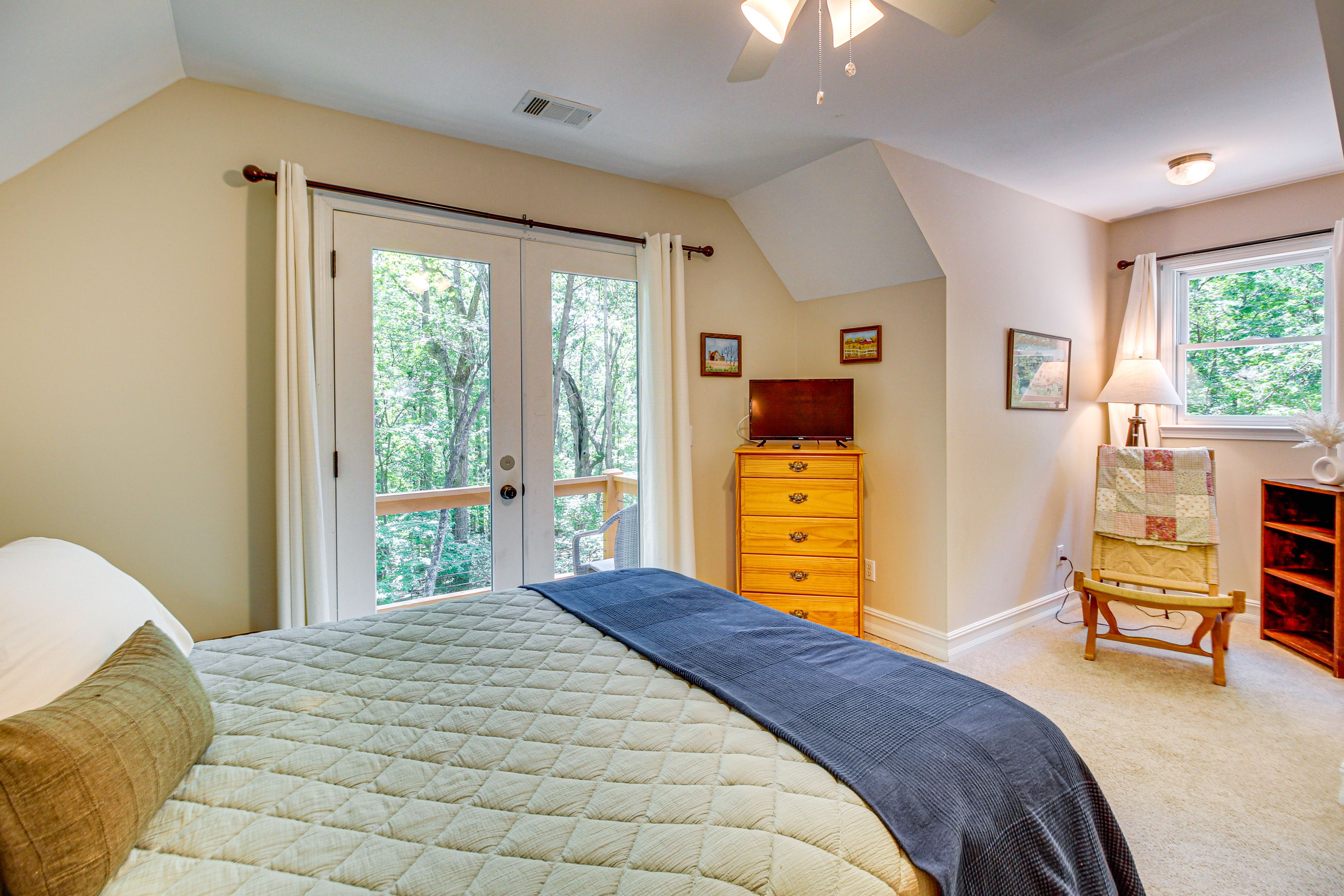 Bedroom 3 | Queen Bed