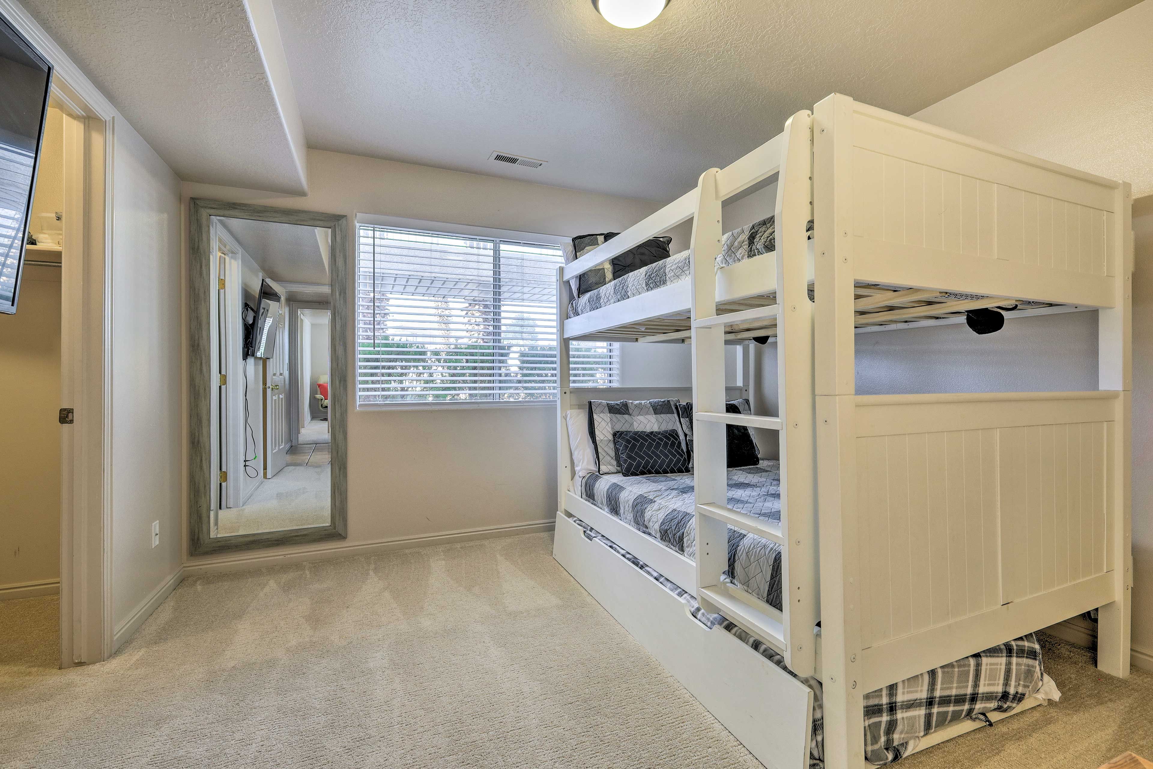Bedroom 2 | Full Bunk Bed w/ Twin Trundle