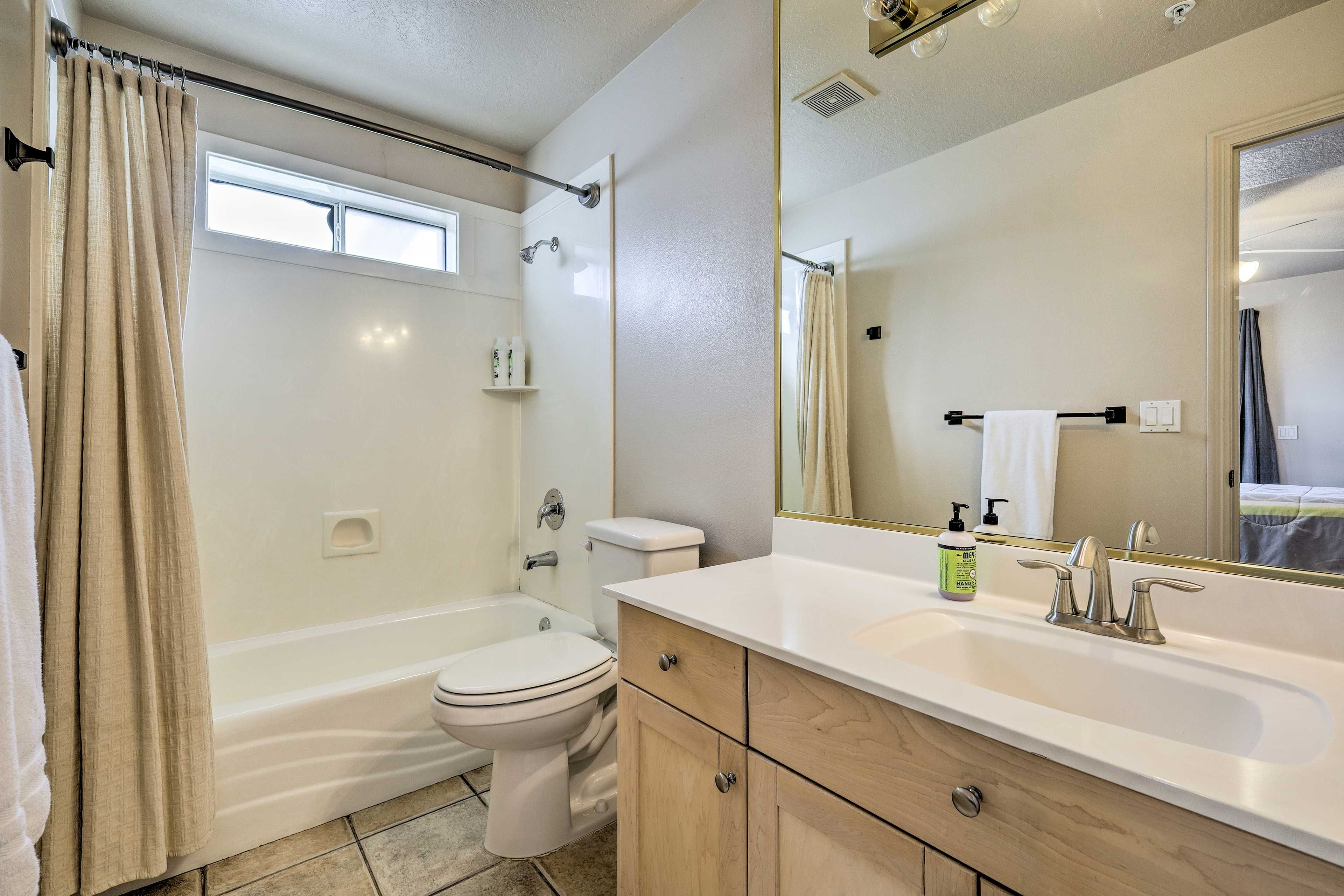 En-Suite Bathroom | Towels Provided | Complimentary Toiletries