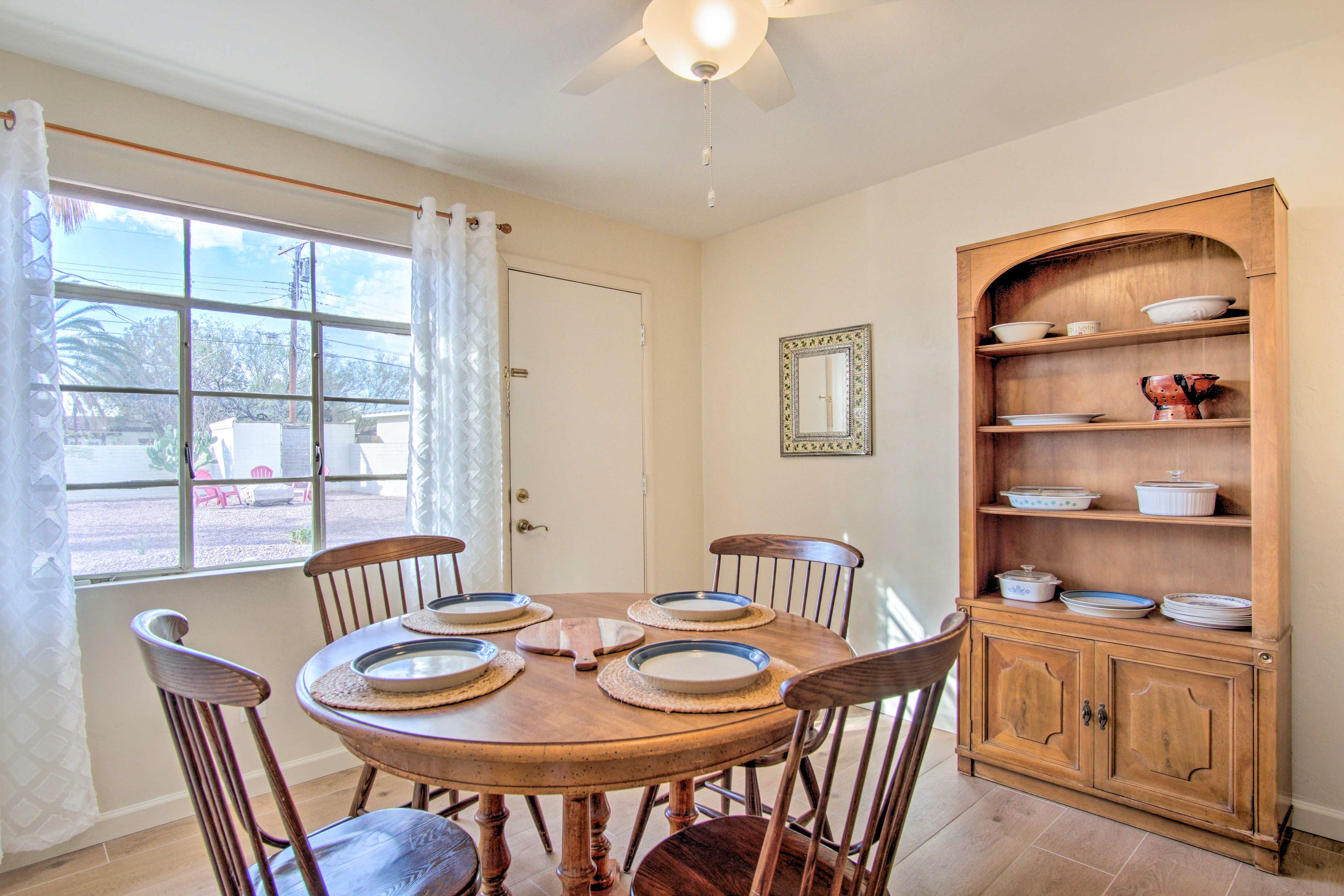 Dining Area | Dishes & Flatware Provided