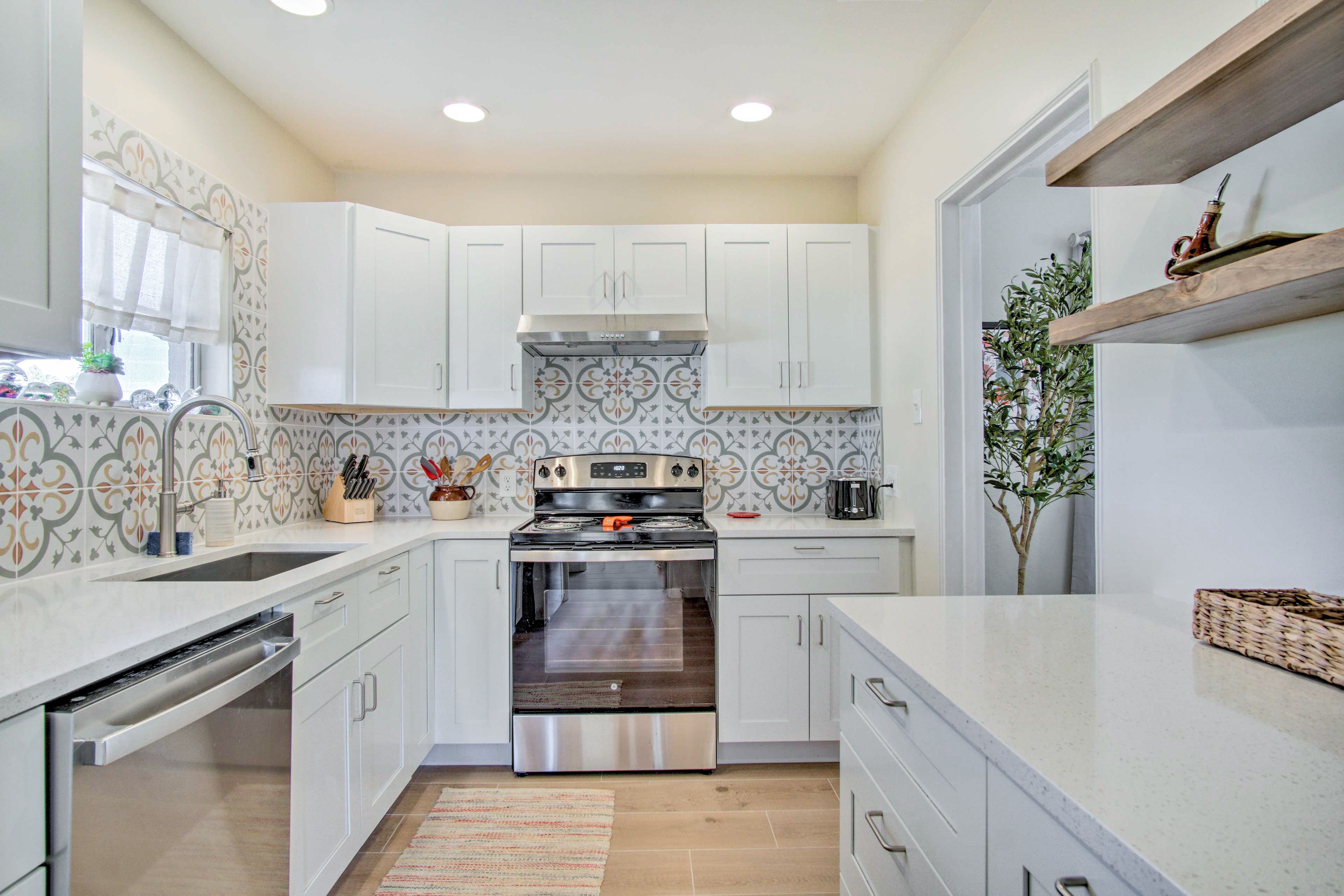 Kitchen | Dishware & Flatware | Coffee Maker | Blender | Toaster