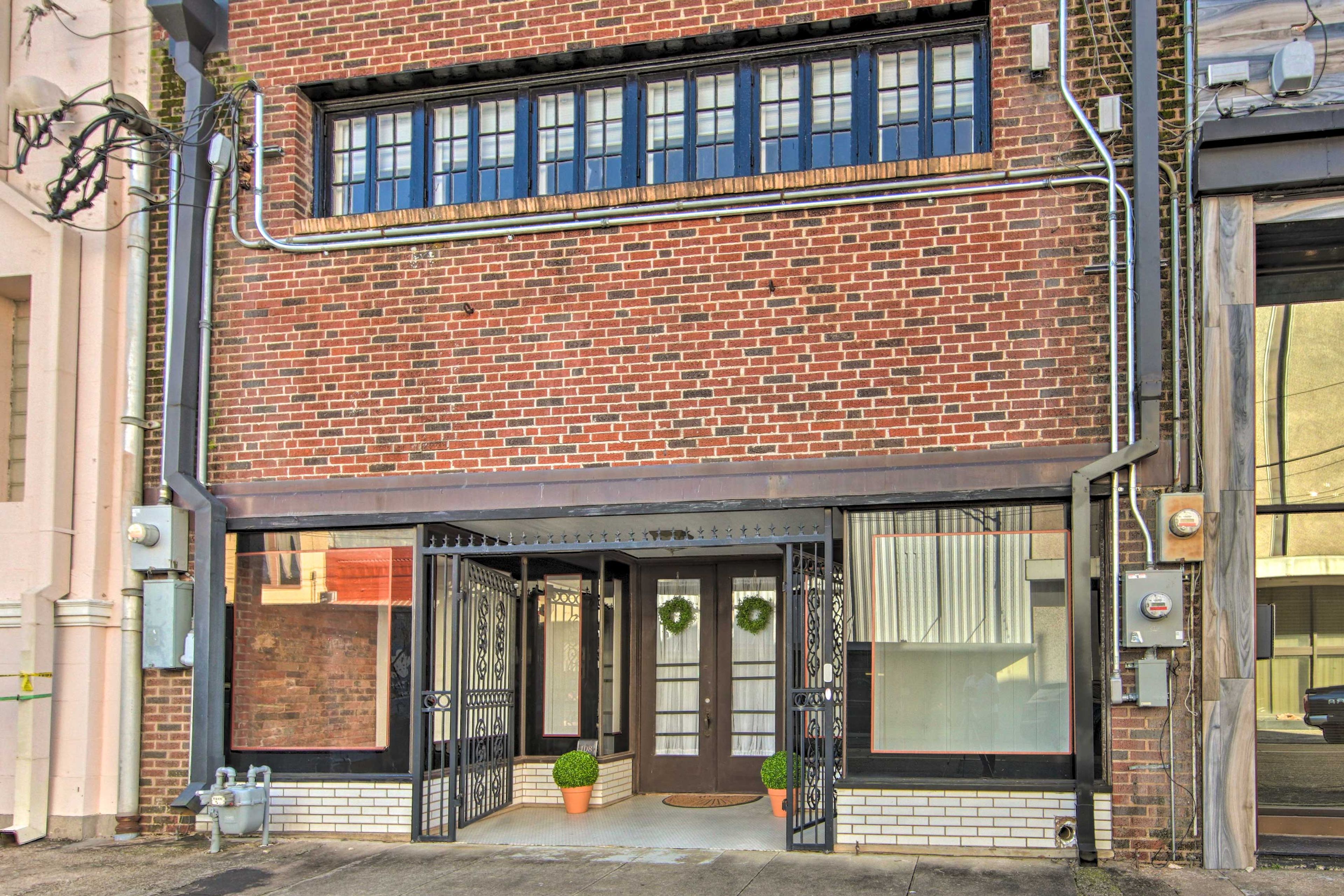 Property Exterior | Located in Historic Downtown Marshall | Free Street Parking