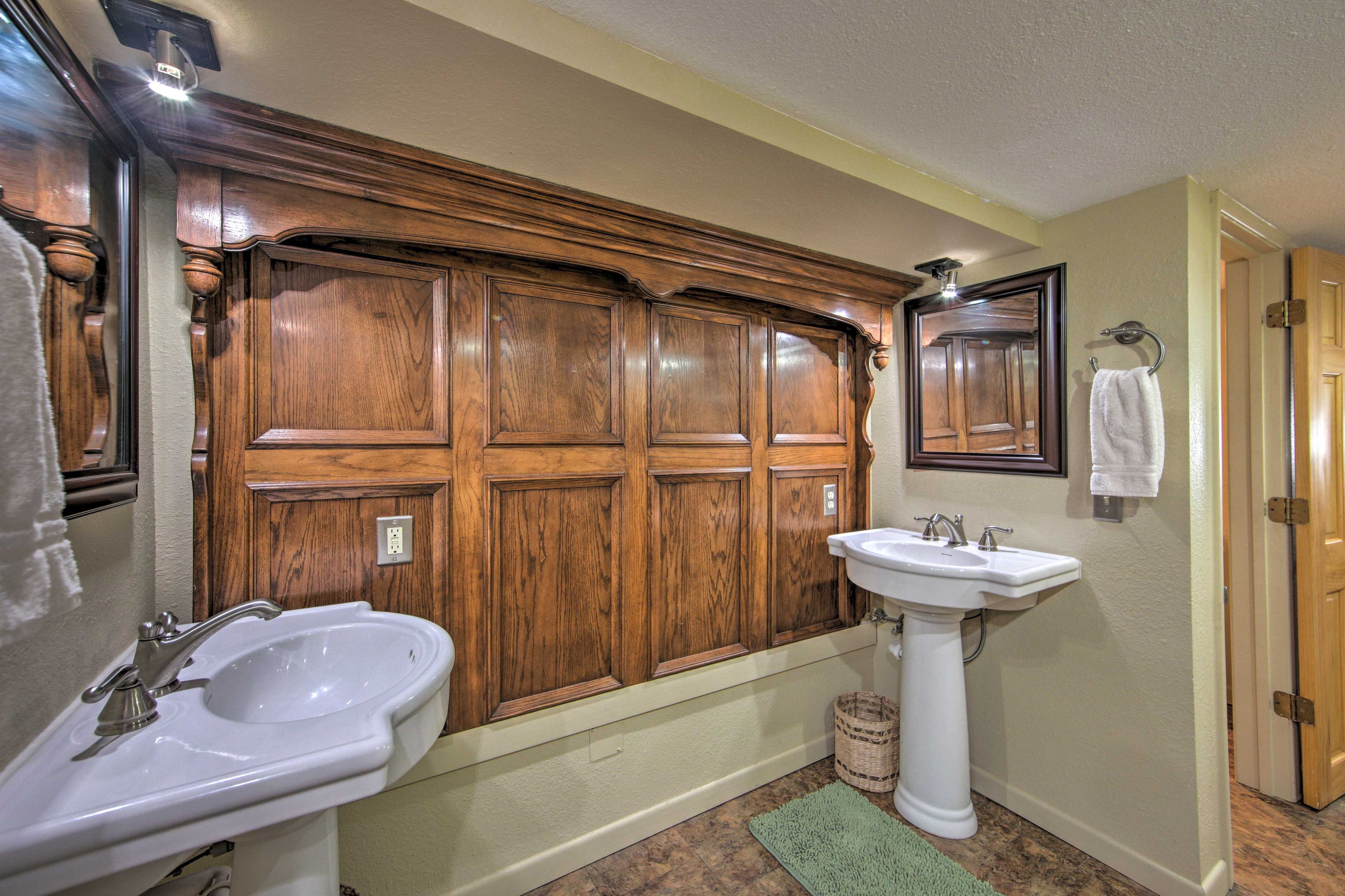 En-Suite Bathroom | 3rd Floor | Complimentary Toiletries | Towels Provided