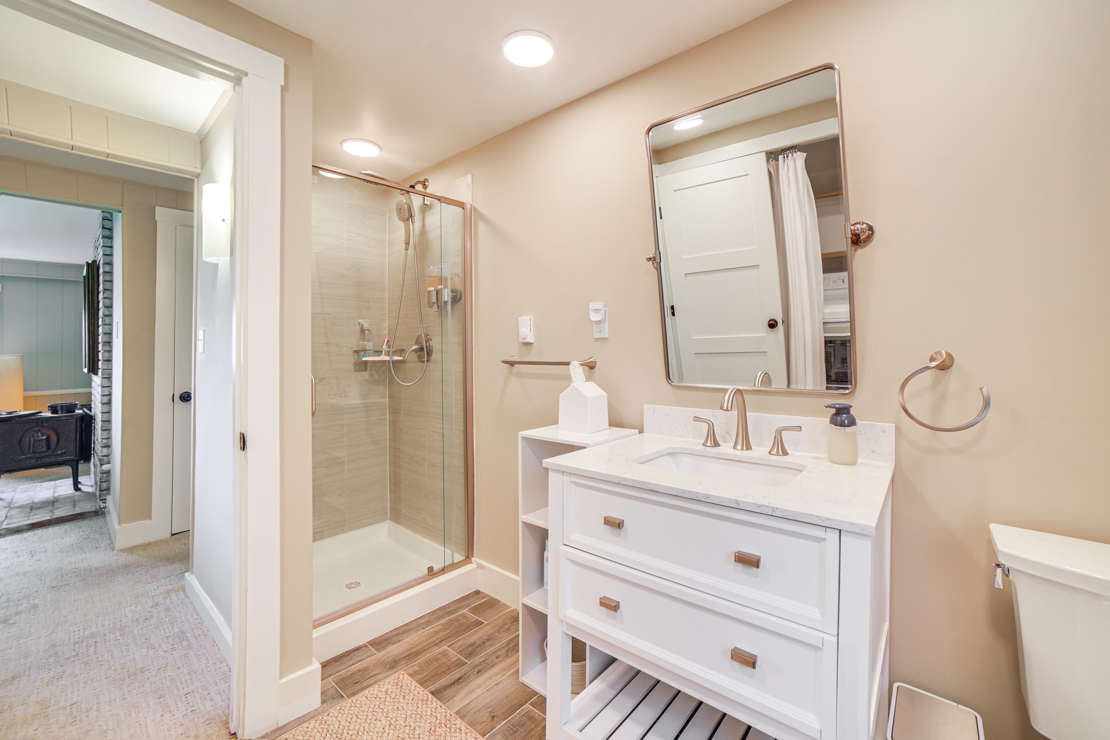 Full Bathroom | Complimentary Toiletries