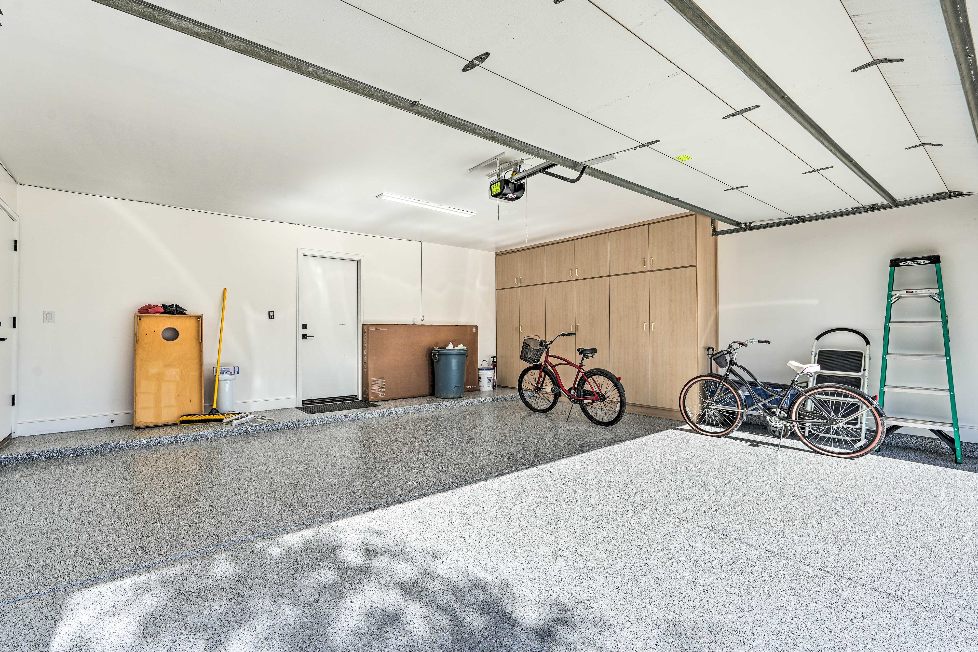Garage | 2 Bicycles | Cornhole