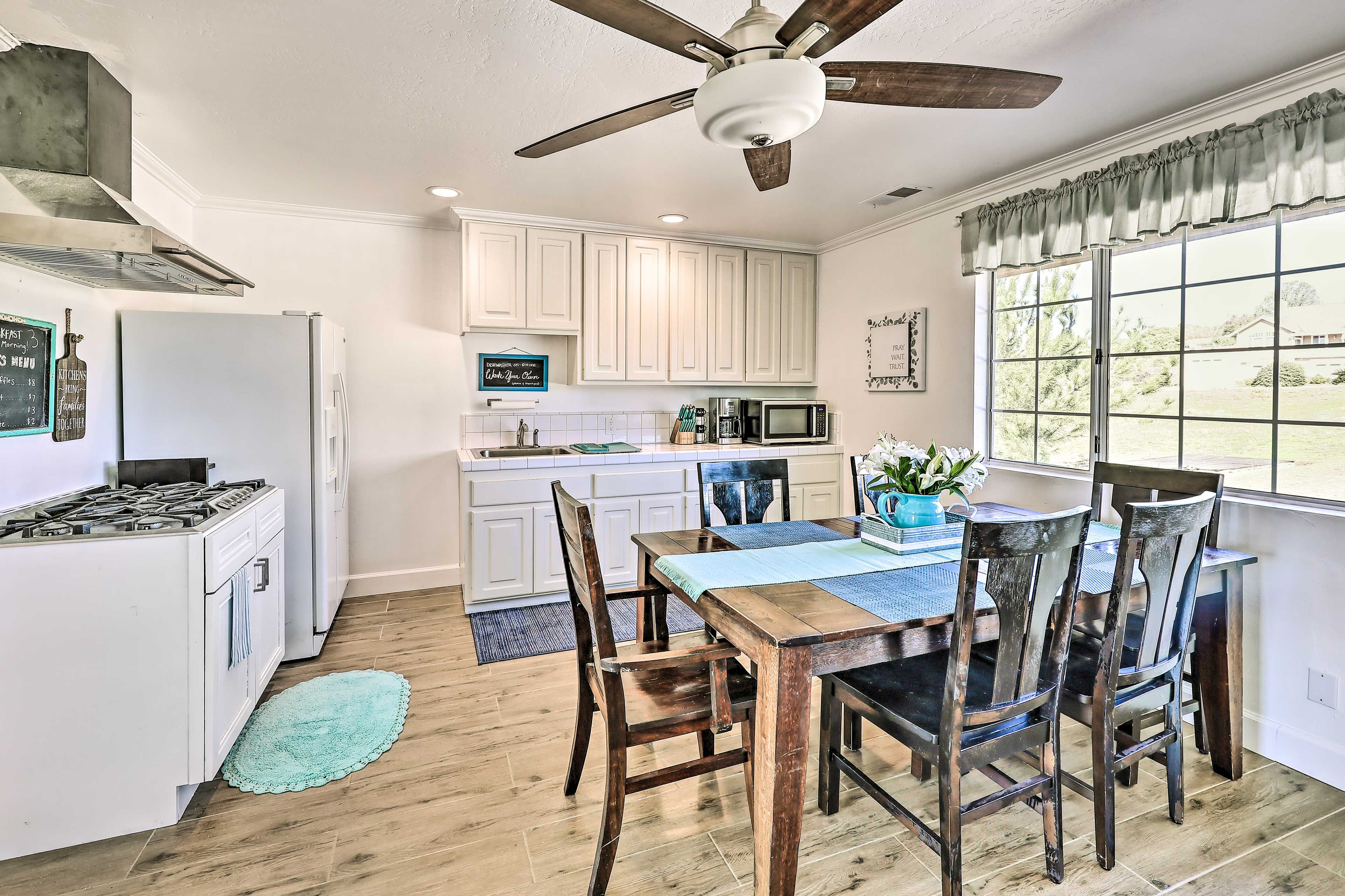 Dining Area | Dishware/Flatware Provided | Single-Story Property