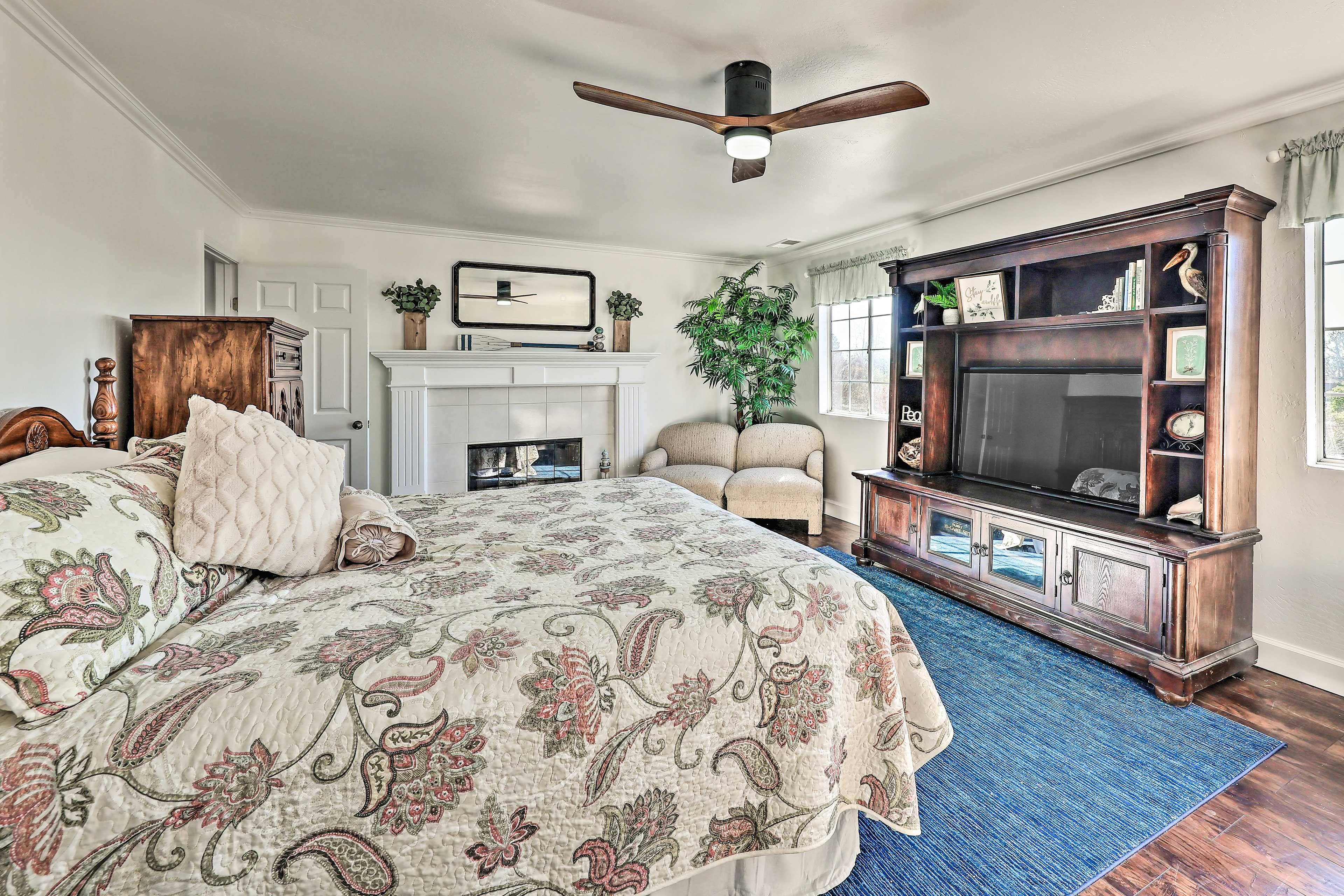 Bedroom | King Bed | Linens Provided | Smart TV