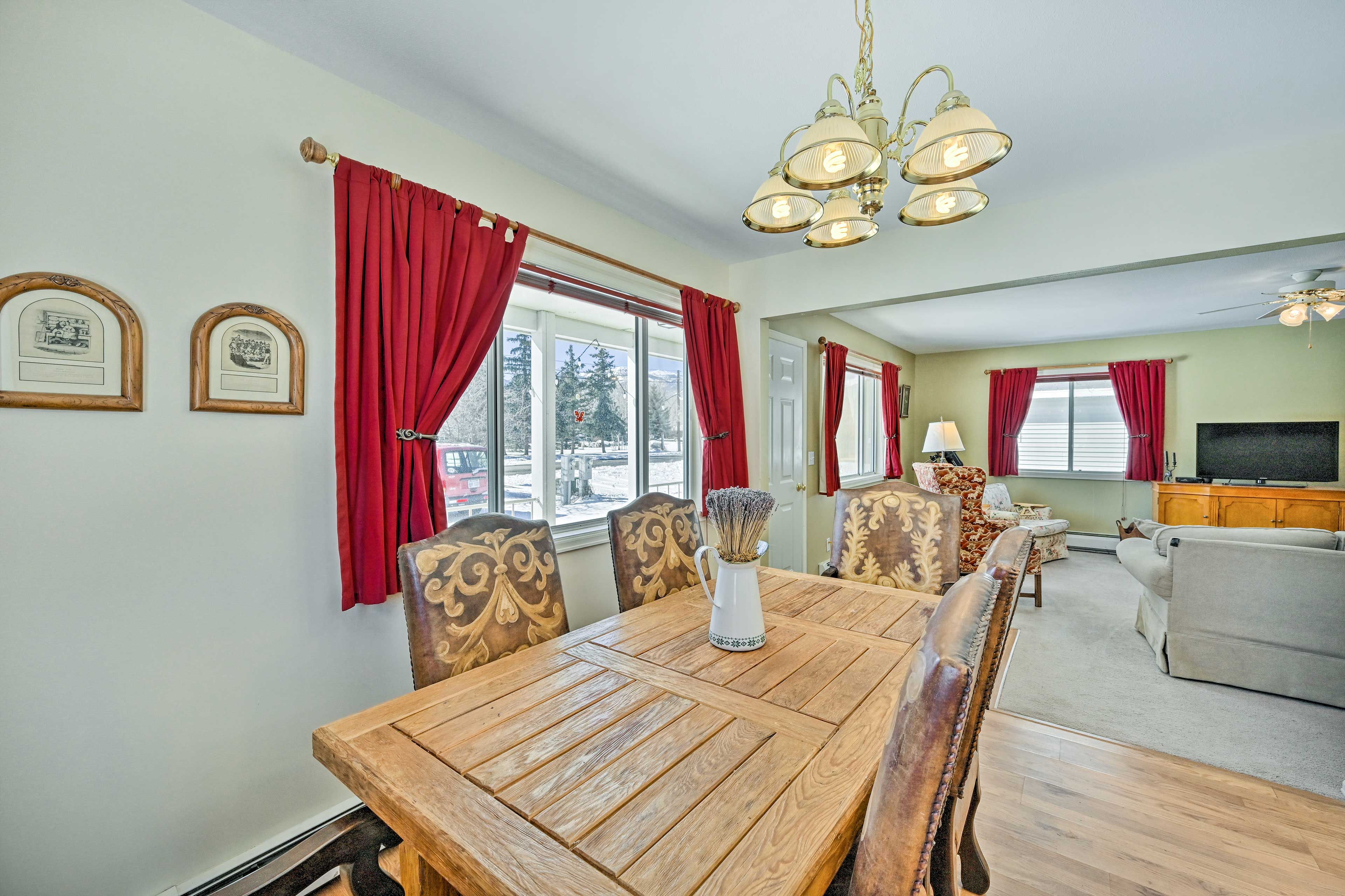 Dining Area | Dishware & Flatware Provided