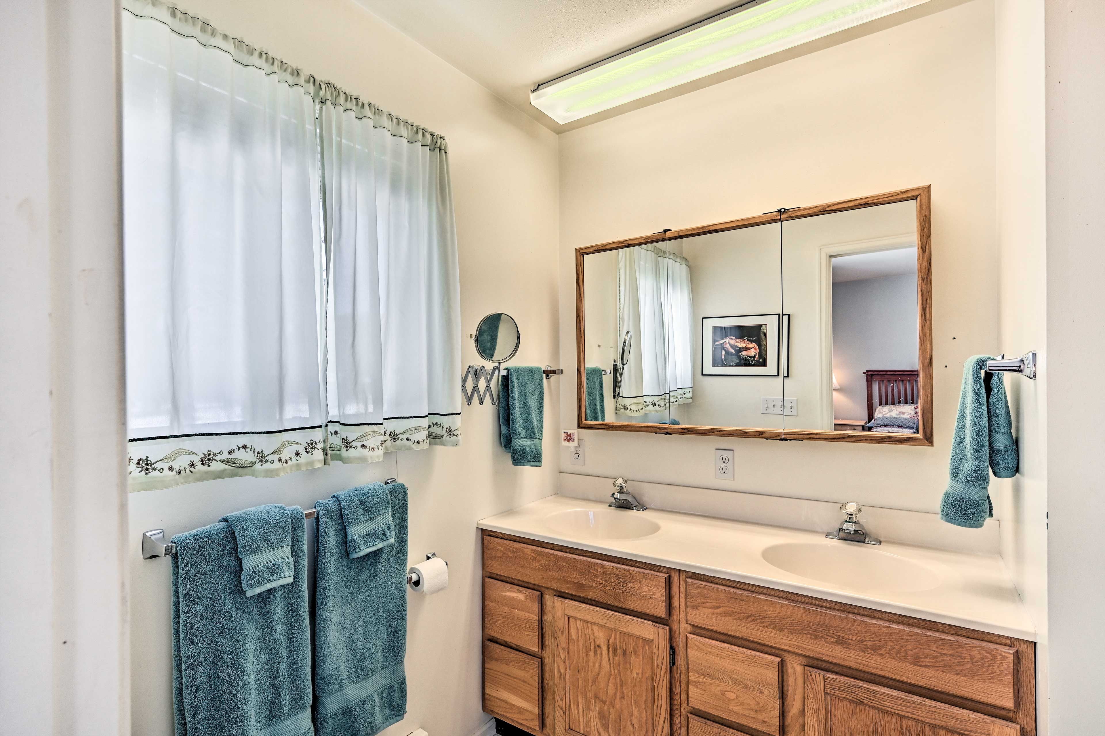En-Suite Bathroom | Towels Provided