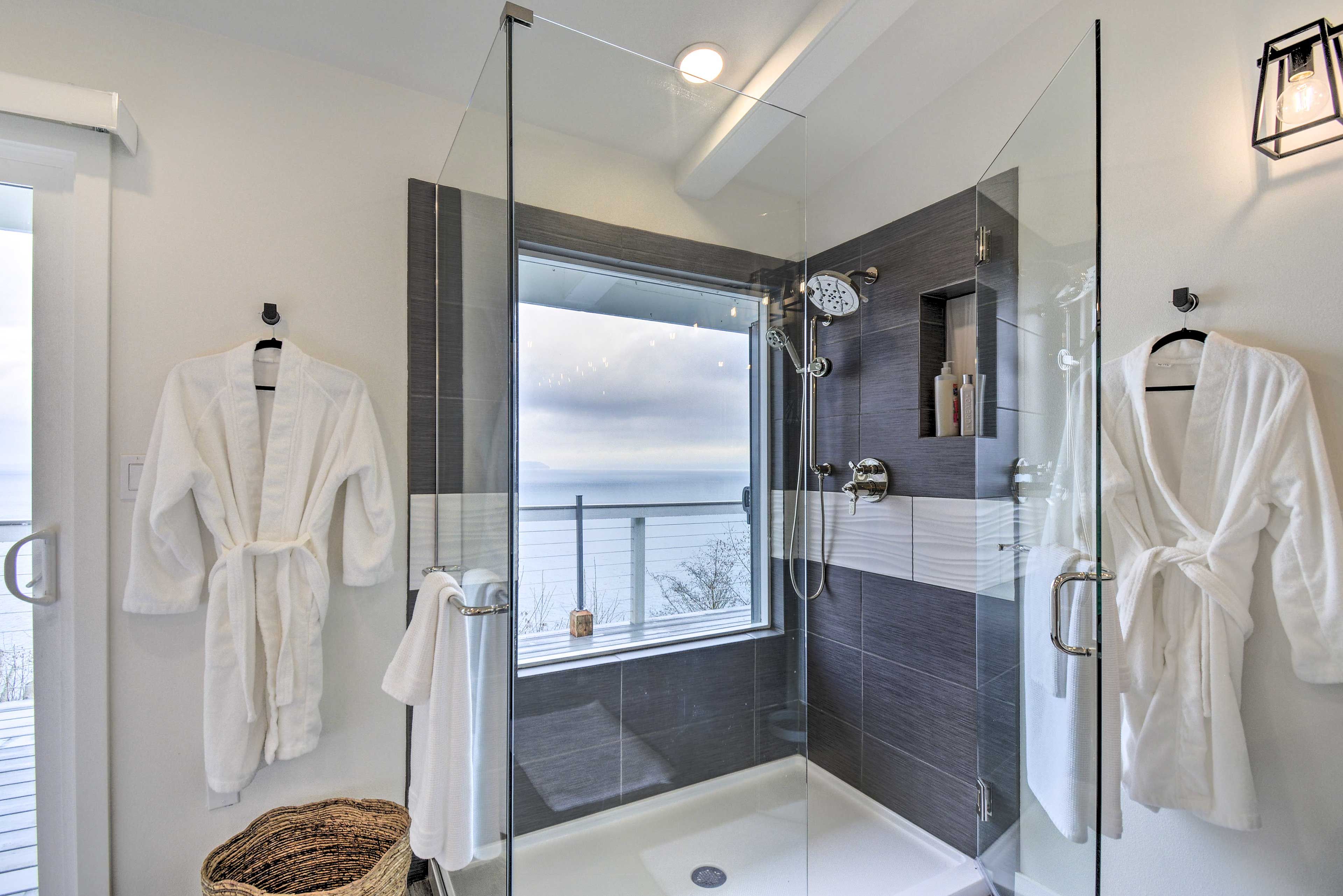 En-Suite Bathroom | Towels Provided | Complimentary Toiletries
