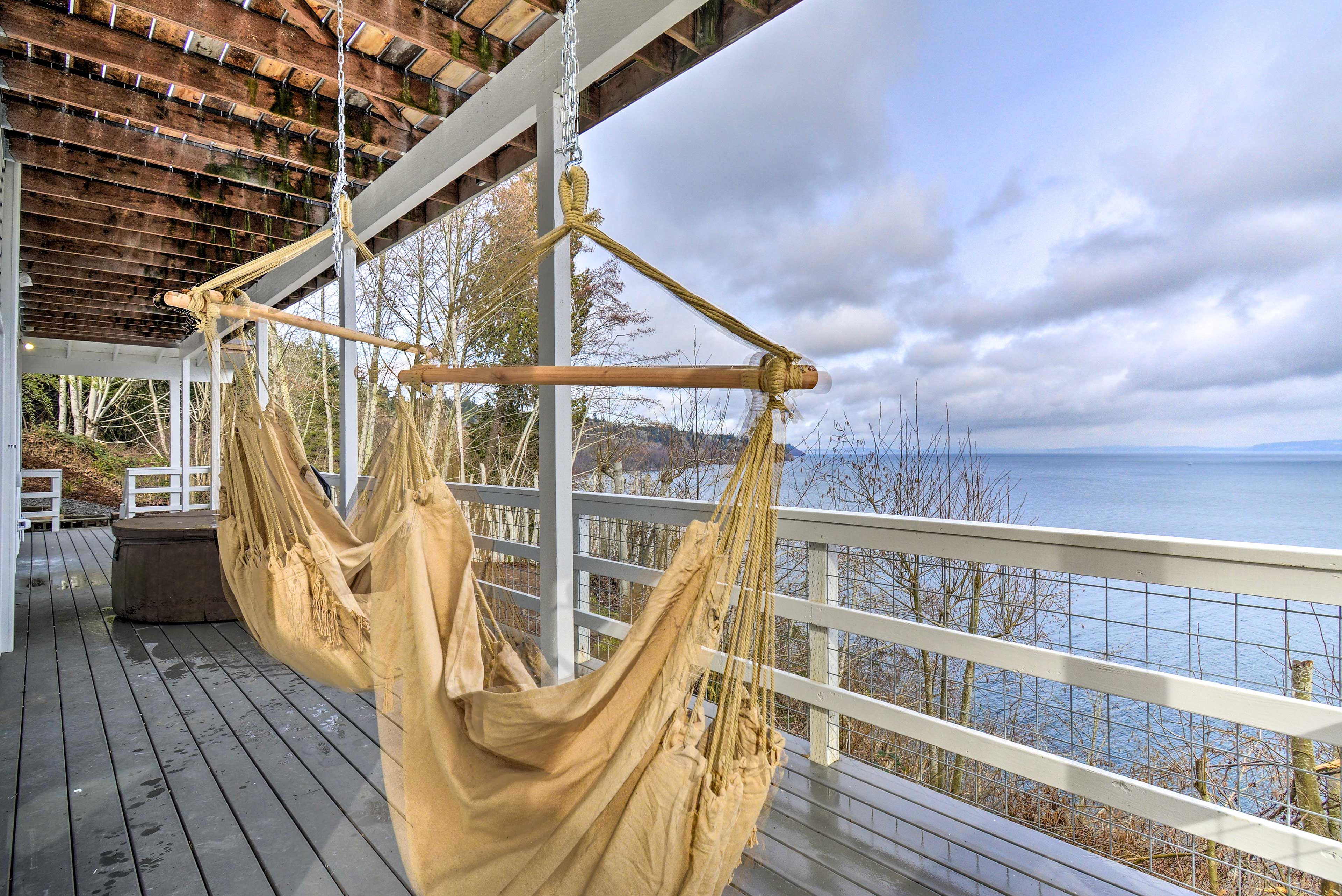 Deck | Hot Tub Temporarily Unavailable