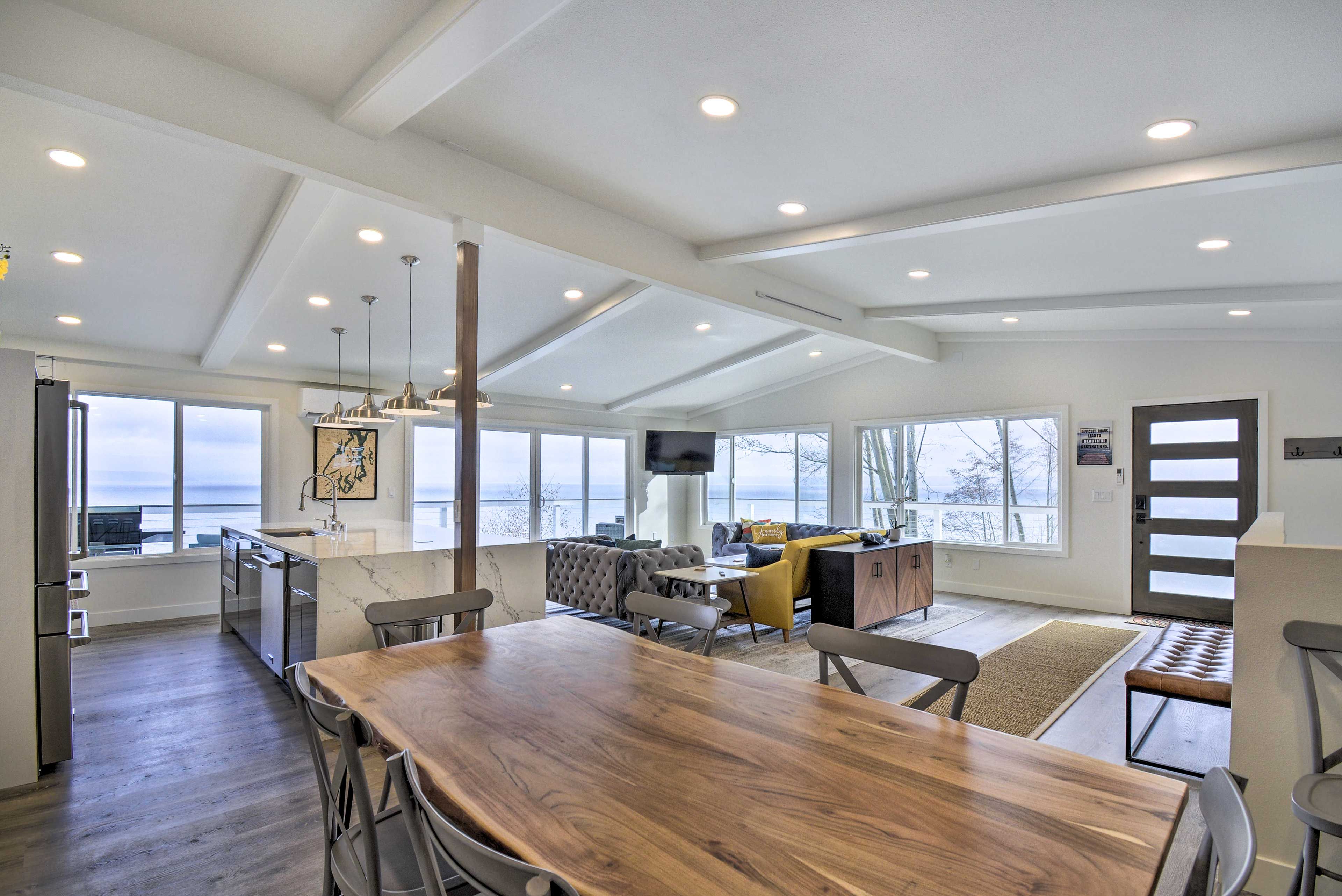 Dining Area | Dishware & Flatware Provided