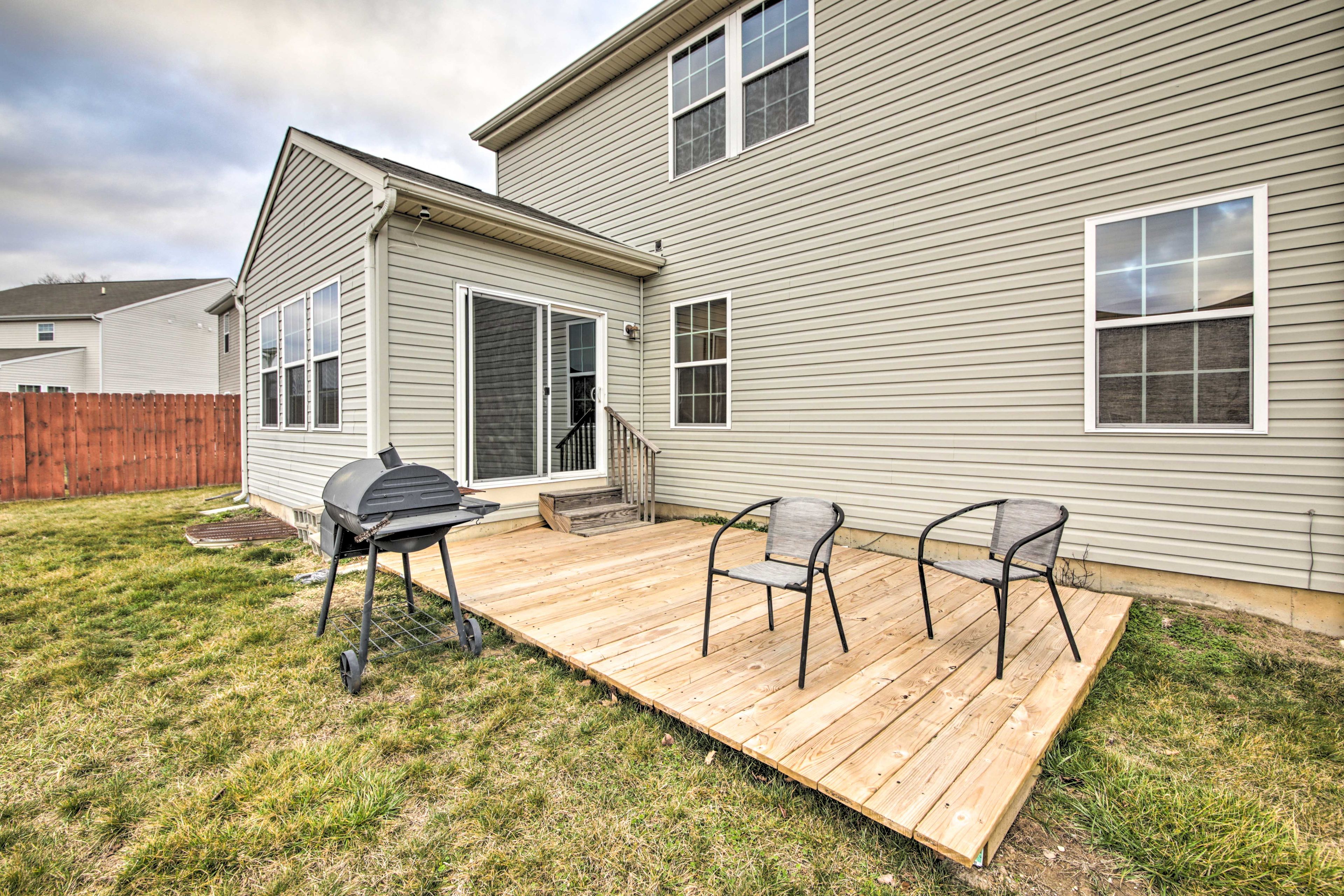 Deck | Outdoor Seating | Gas & Charcoal Grills