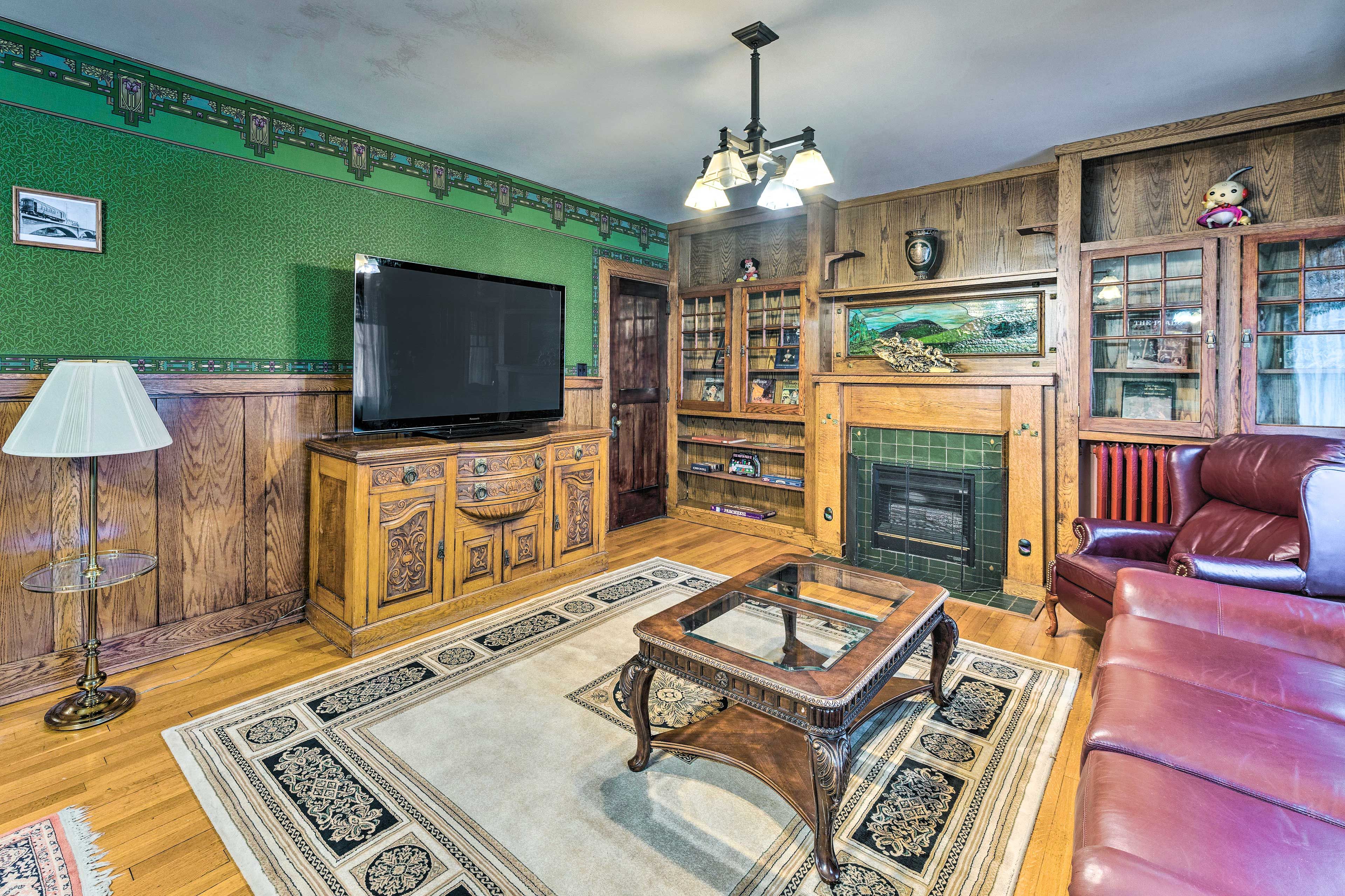 Living Room | Flat-Screen TV w/ Cable