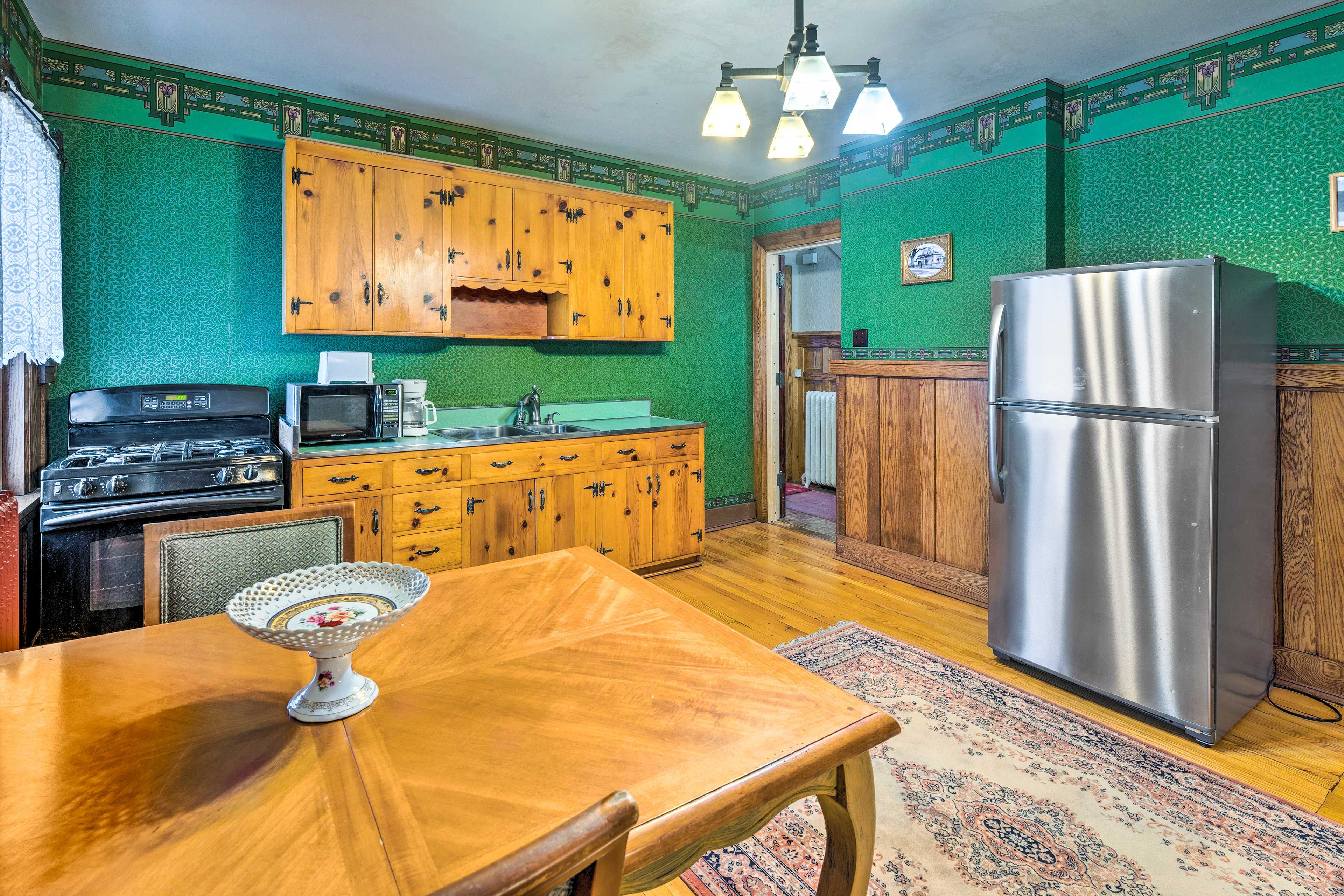 Kitchen | Cooking Basics | Coffee Maker | Paper Towels/Trash Bags Provided