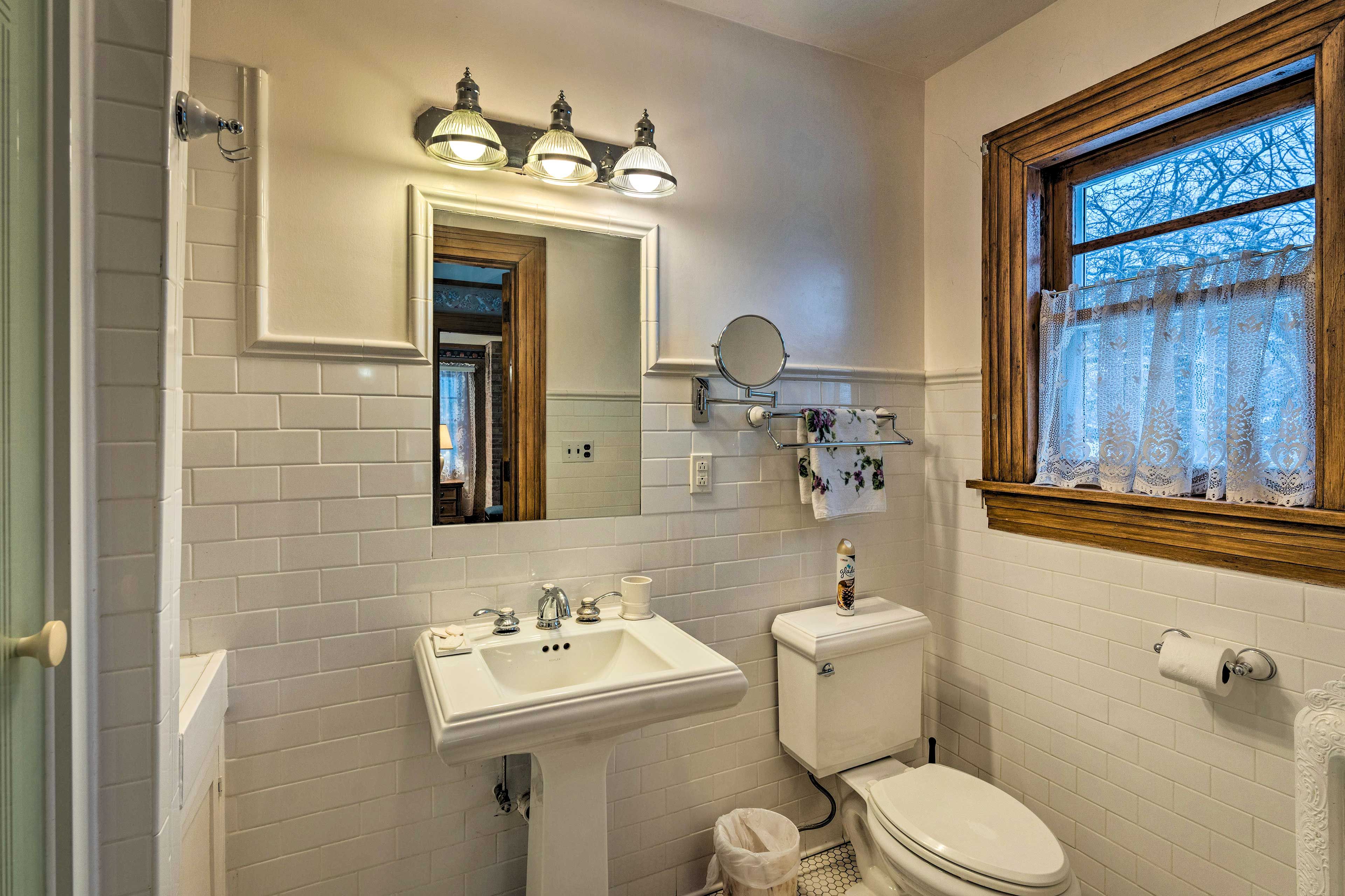 Full Bathroom | Towels Provided | Complimentary Toiletries
