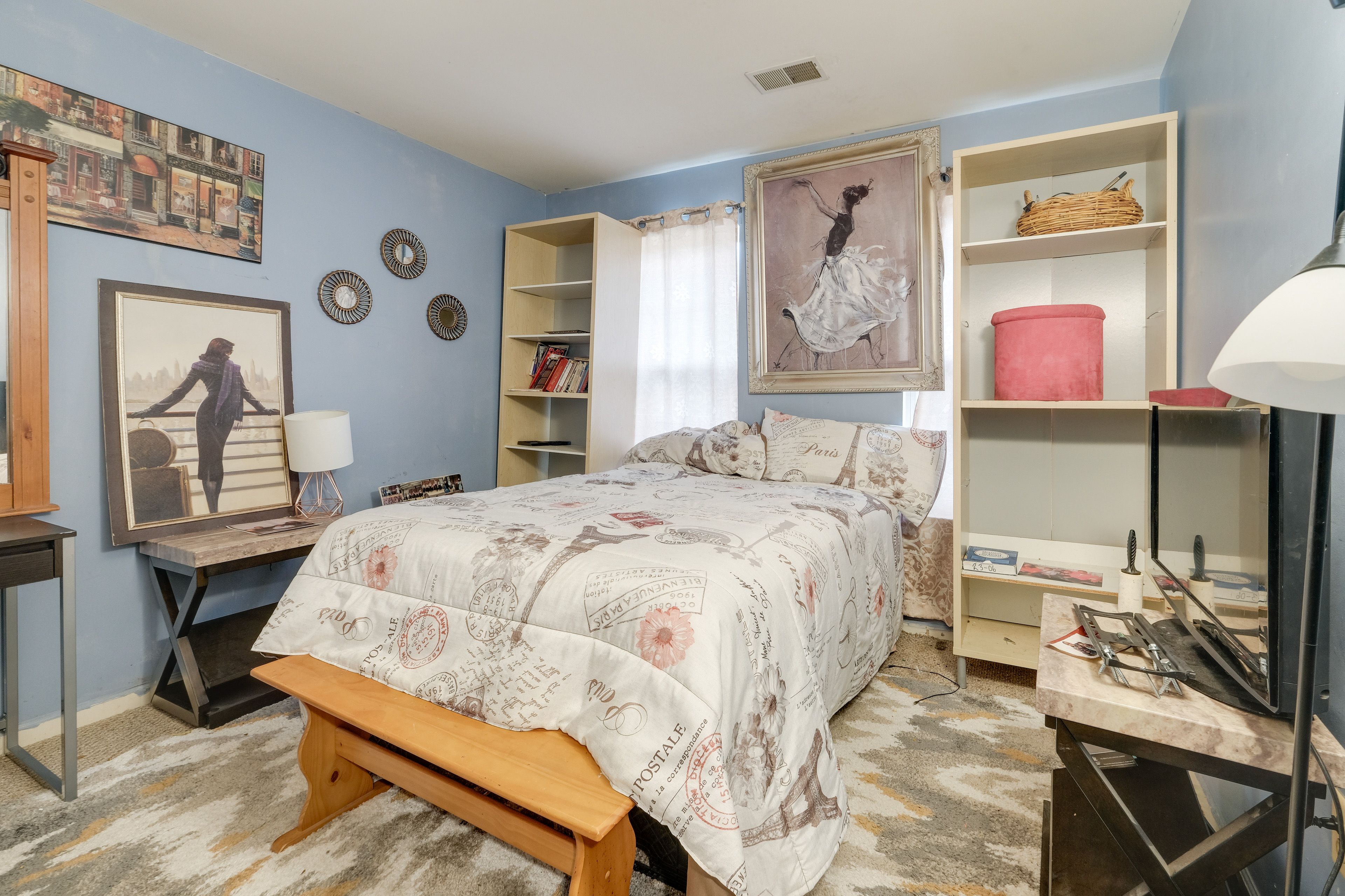 Bedroom 1 | Queen Bed | Smart TV