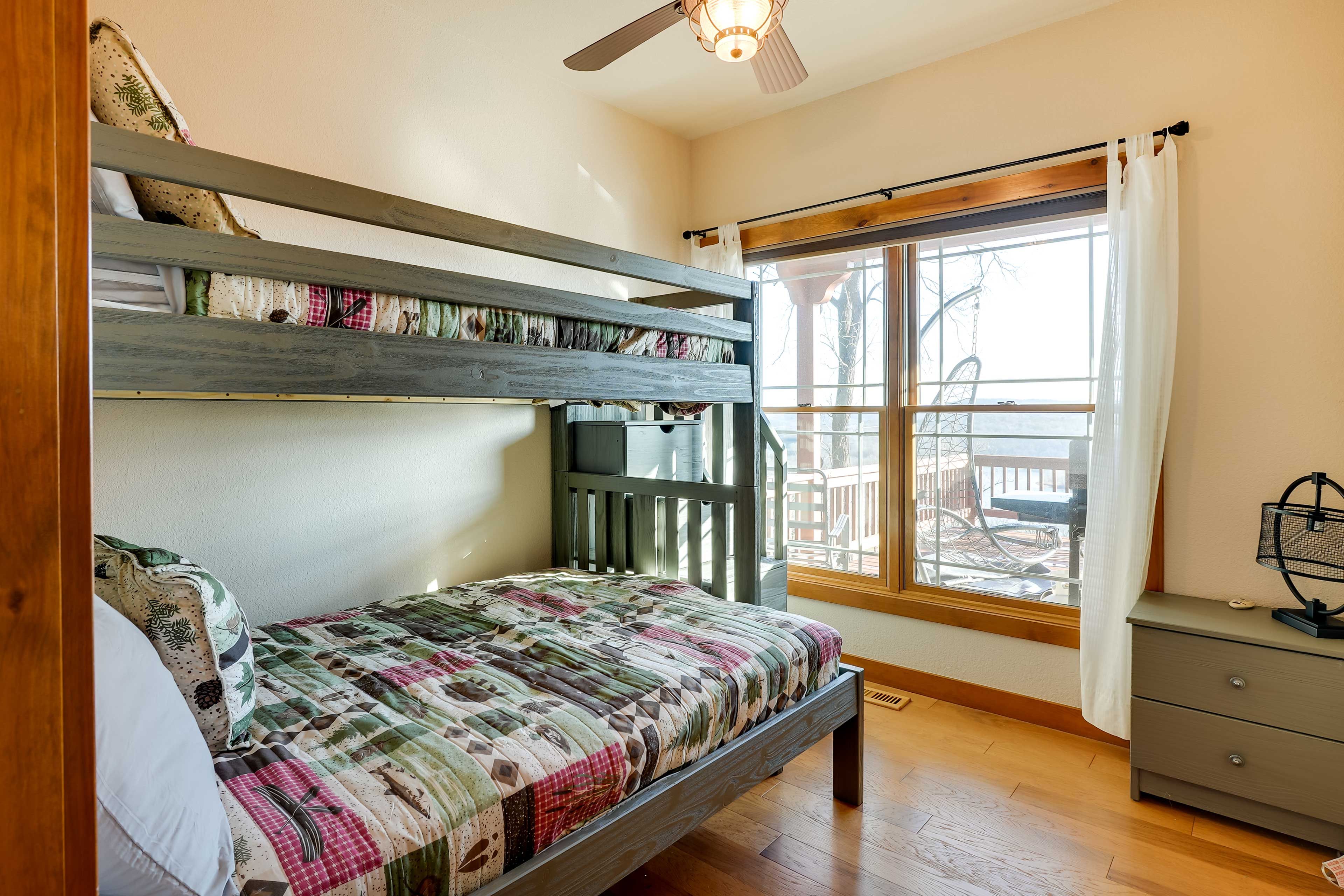 Bedroom 2 | Twin/Full Bunk Bed