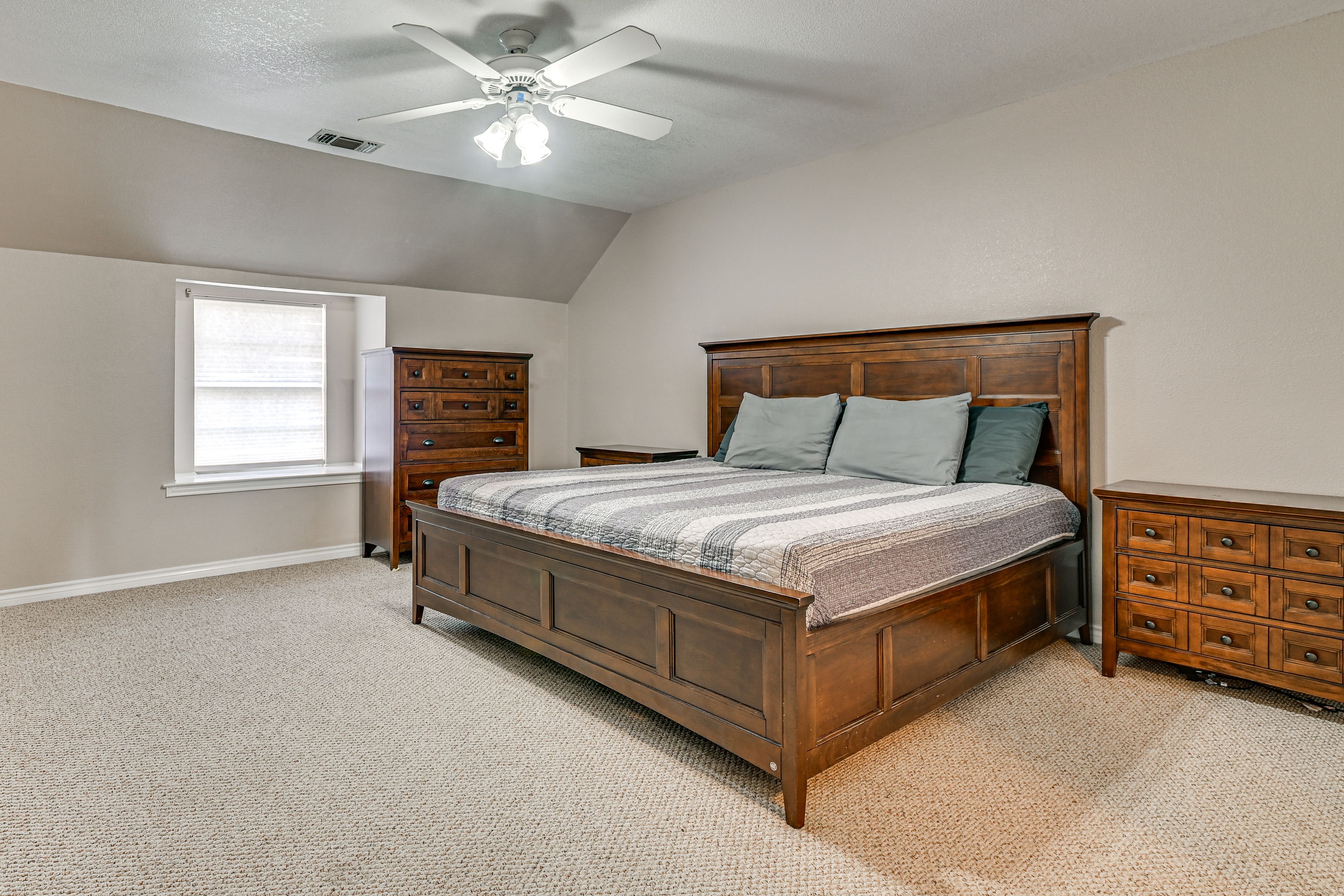 Bedroom 4 | King Bed | 2nd Floor