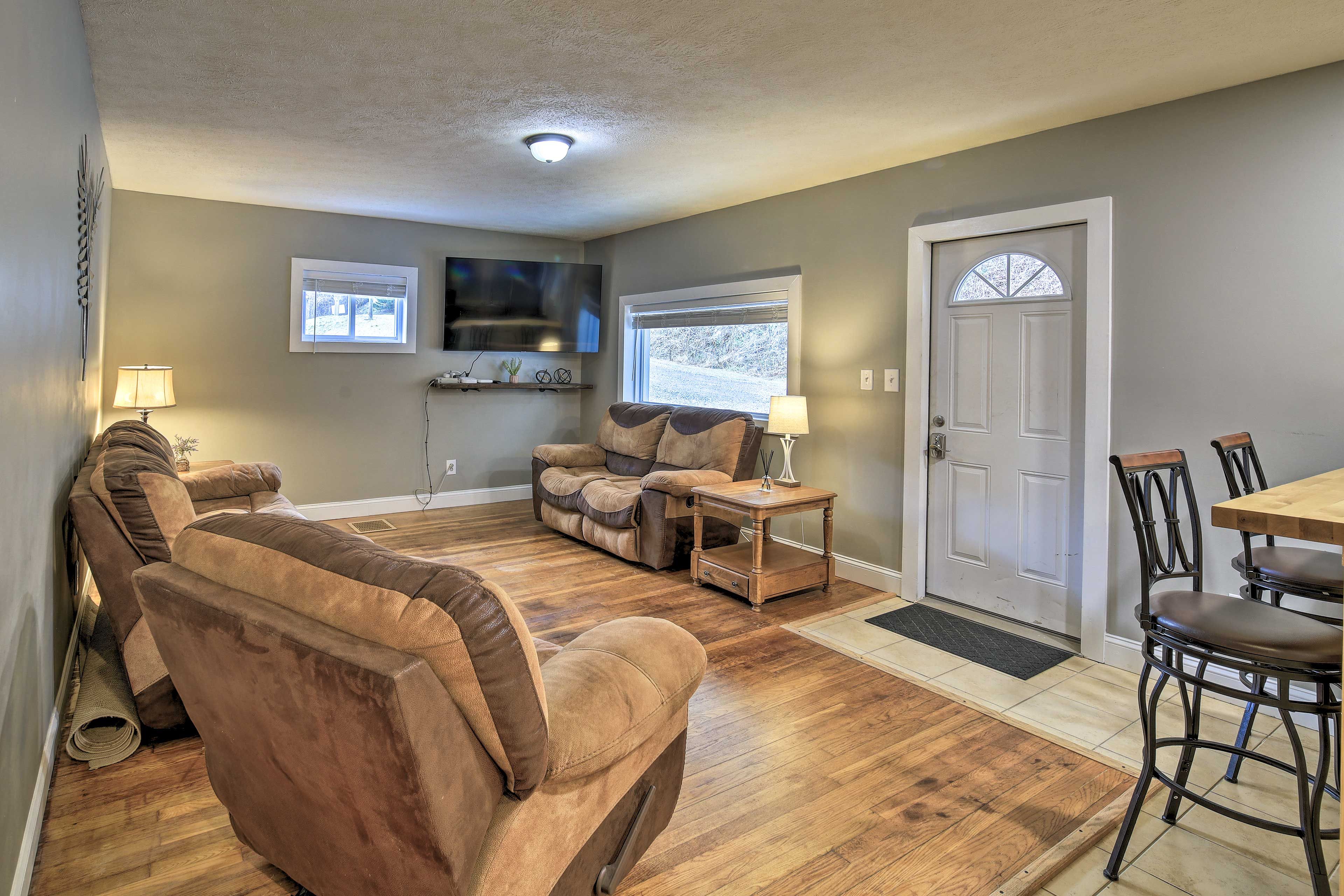 Living Room | Free WiFi | Central A/C | Smart TV