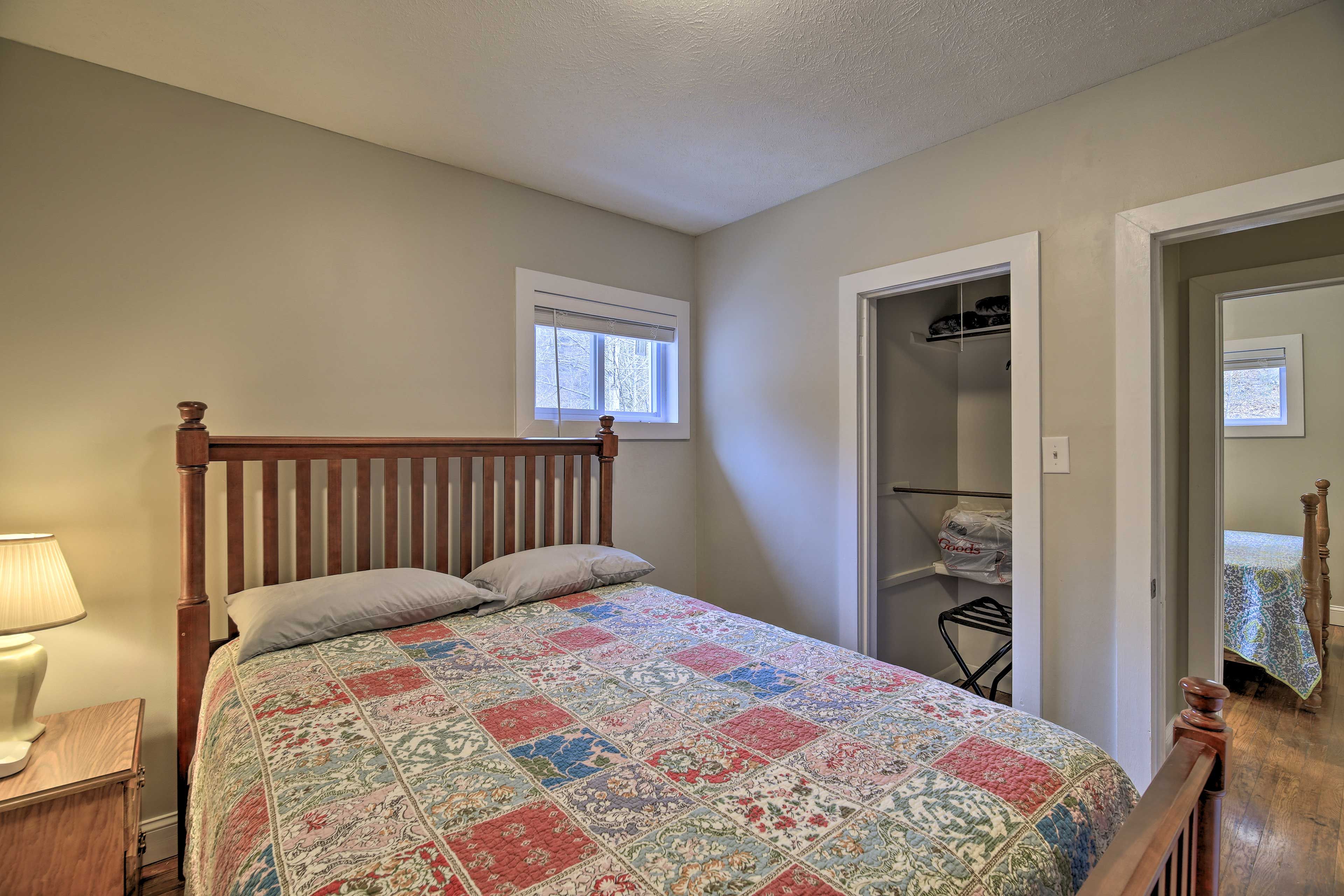 Bedroom 2 | Queen Bed
